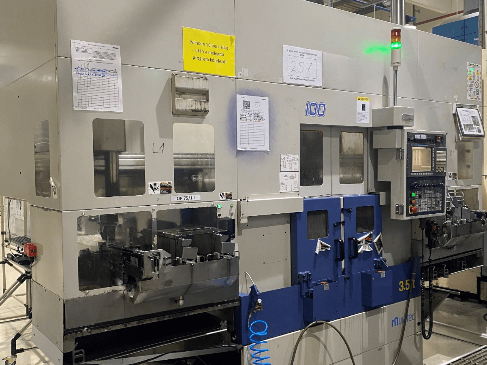 Torno horizontal MURATA MW100 en un entorno industrial; vista frontal en la que se aprecian el panel de control y los detalles de funcionamiento.