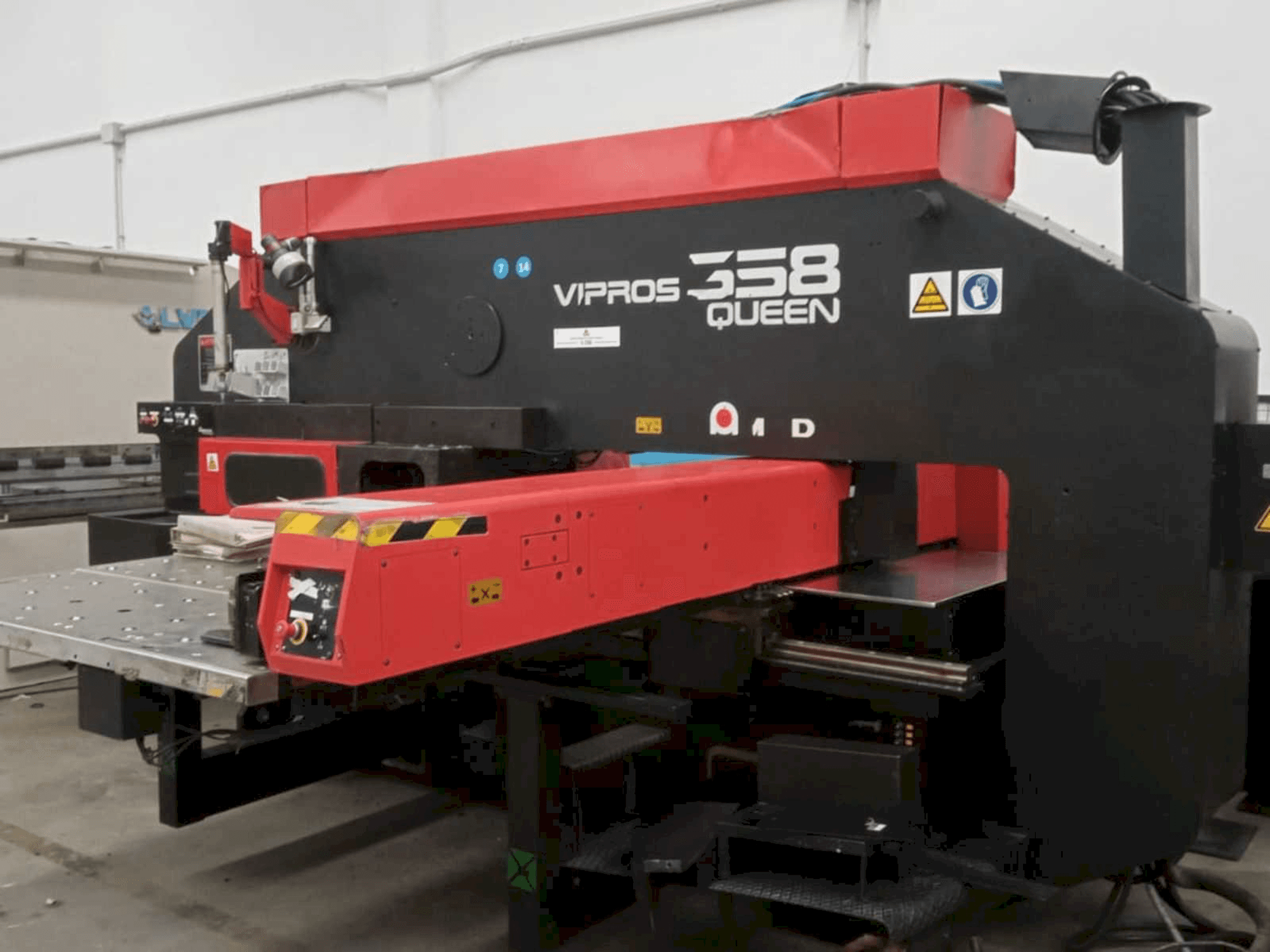 Vista frontal de la máquina AMADA Vipros 358 Queen