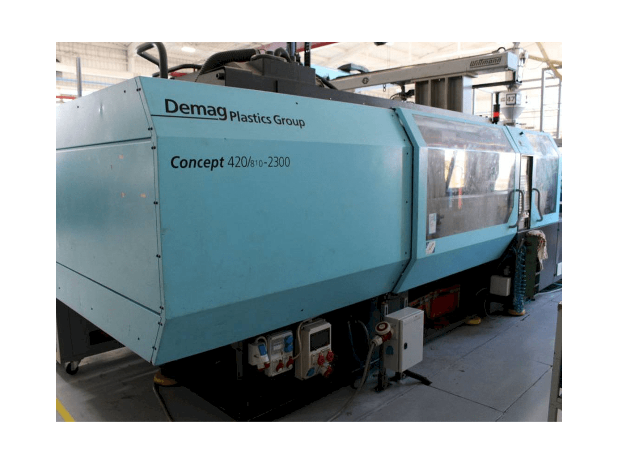 Vista frontal de la máquina DEMAG 420/810-2300 NC4