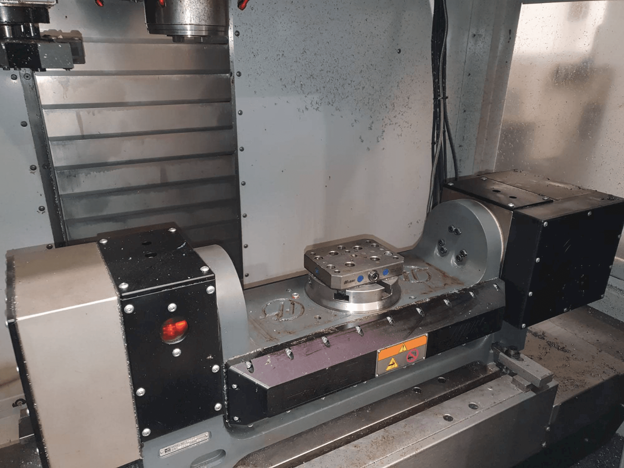 Vista frontal de la máquina HAAS TR160