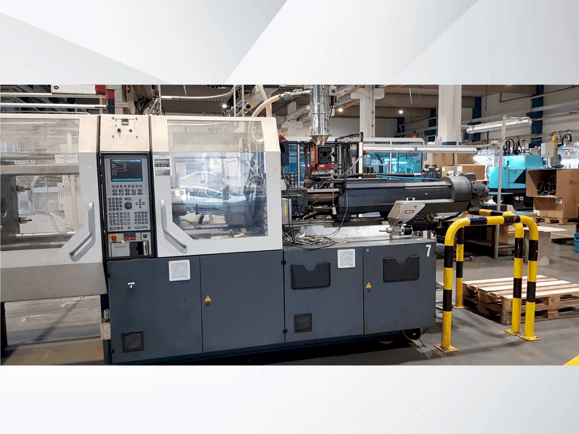 Vista frontal de la máquina DEMAG Concept 200/500-840 + W711