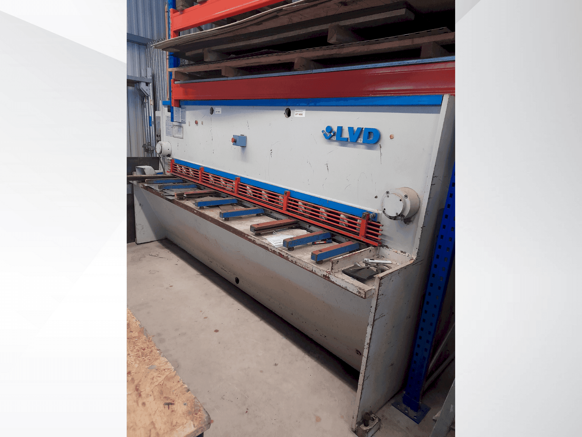 Vista lateral der LVD HST 25/6 Maschine