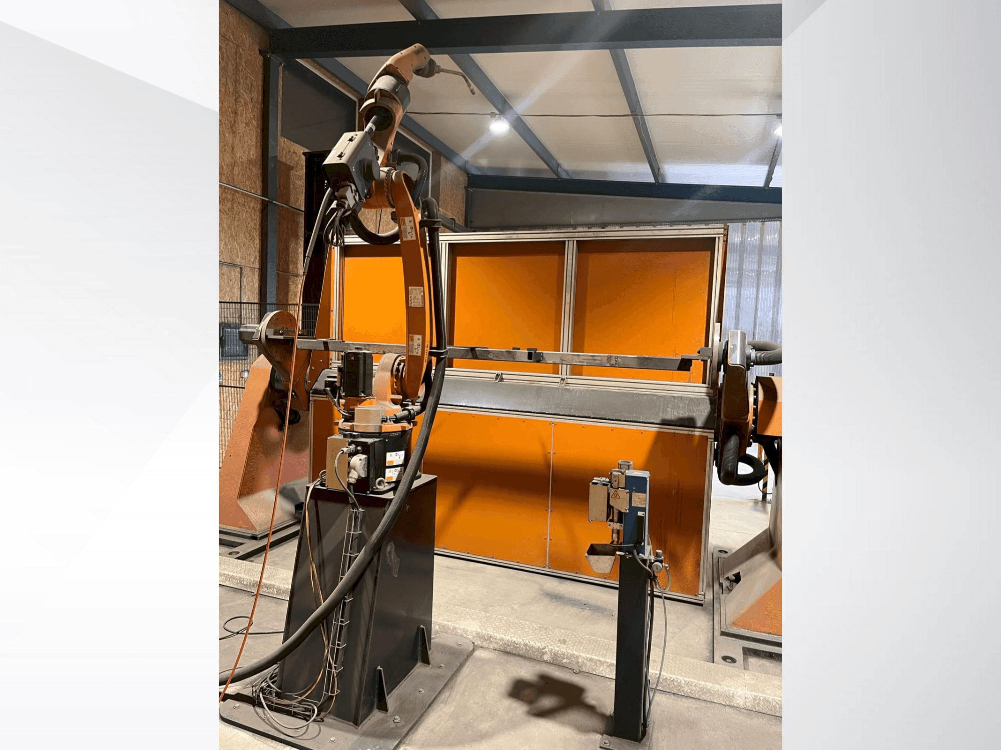 Vista frontal de la máquina KUKA KR8 R2100-2 arc HW