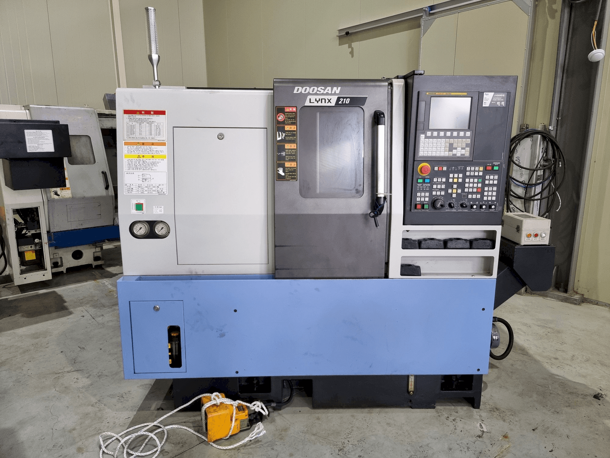 Vista frontal de la máquina Doosan LYNX 210