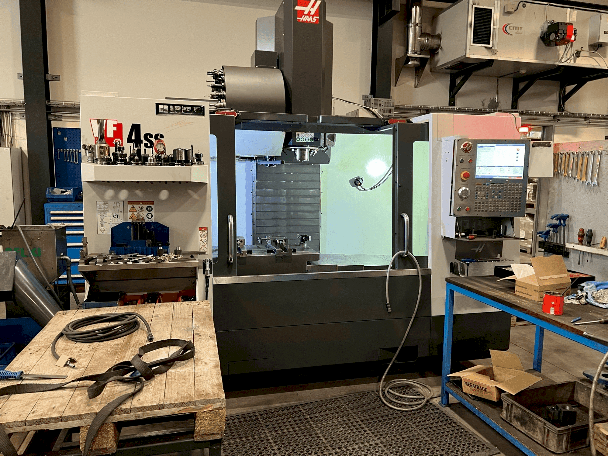 Vista frontal de la máquina HAAS VF-4SS