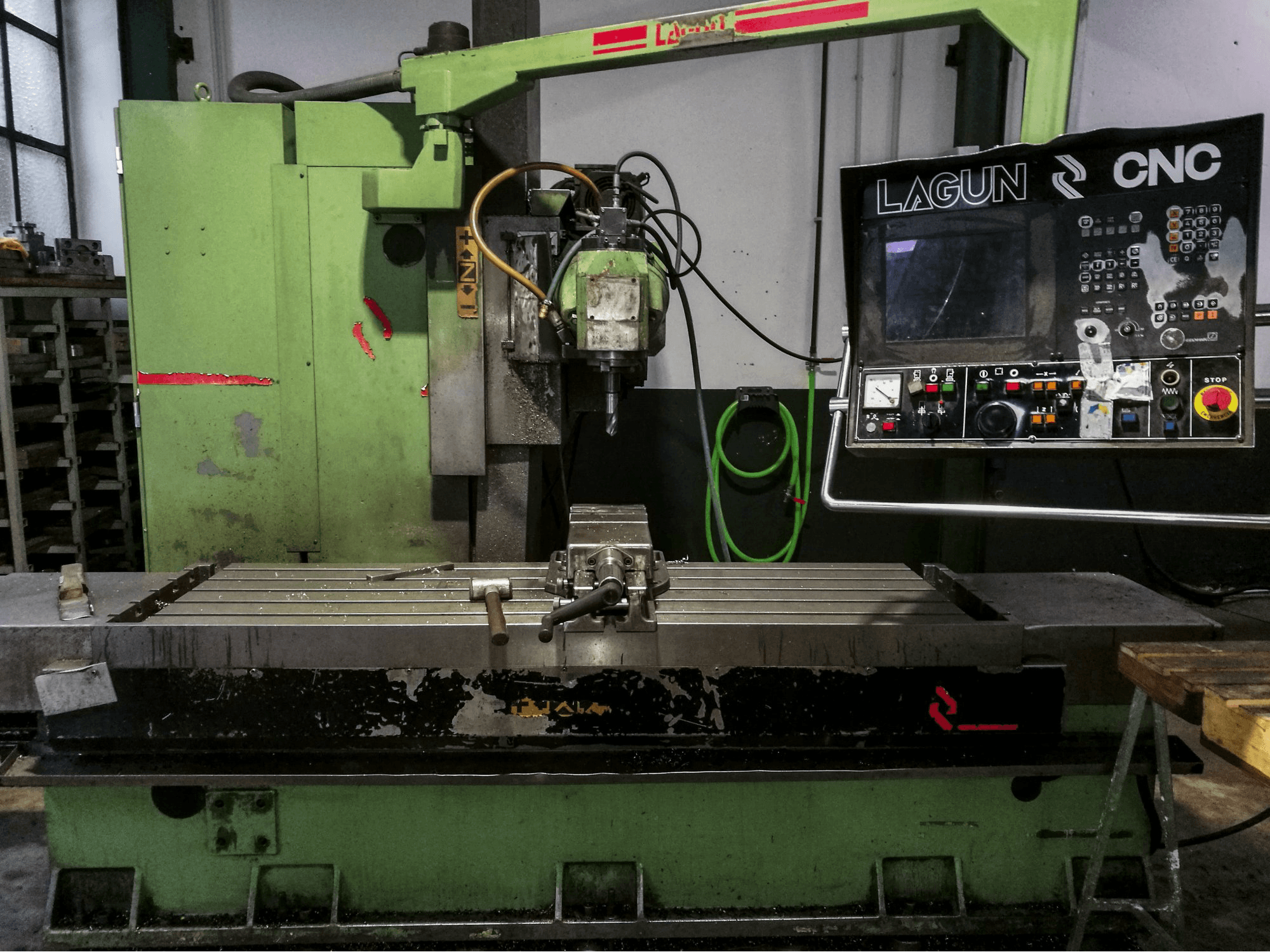 Vista frontal de la máquina Lagun FBF 1800