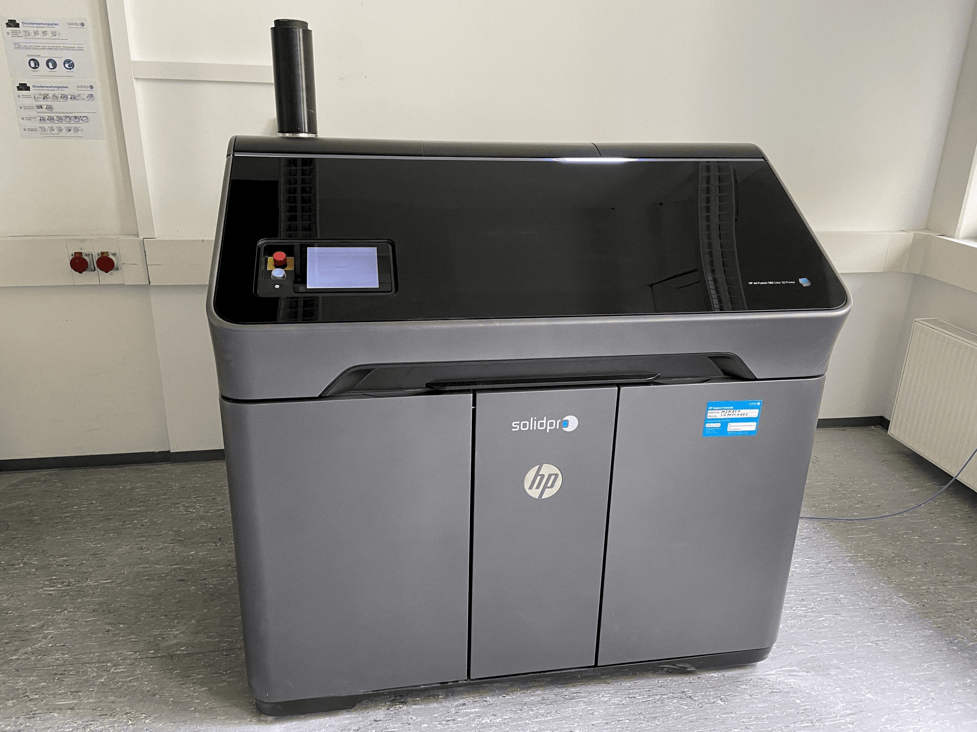 Vista frontal de la máquina HP Jet Fusion 580 Color 3D printer
