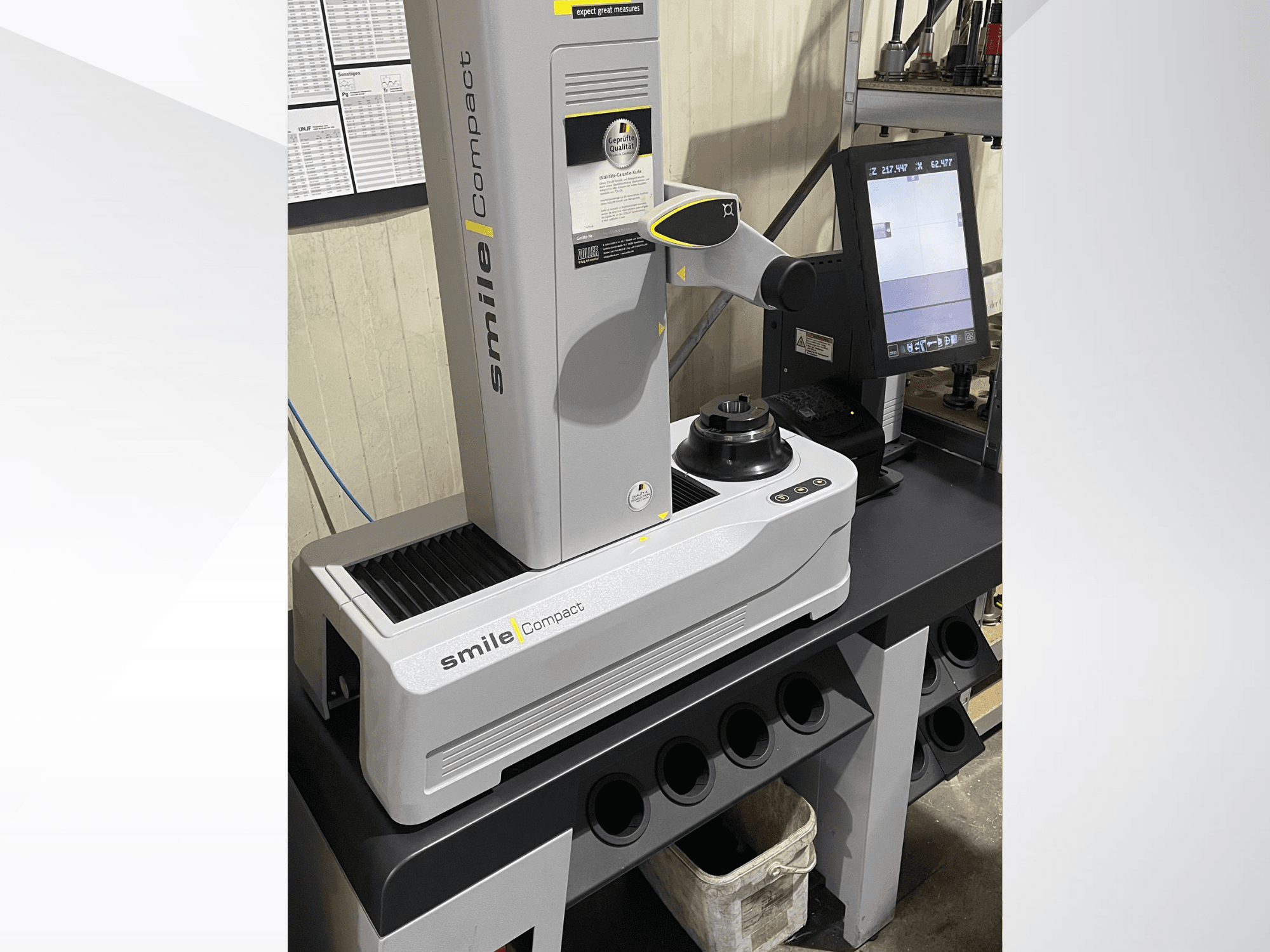 Máquina herramienta Zoller smileCompact vista de frente, con una pantalla digital y componentes de medición de precisión.