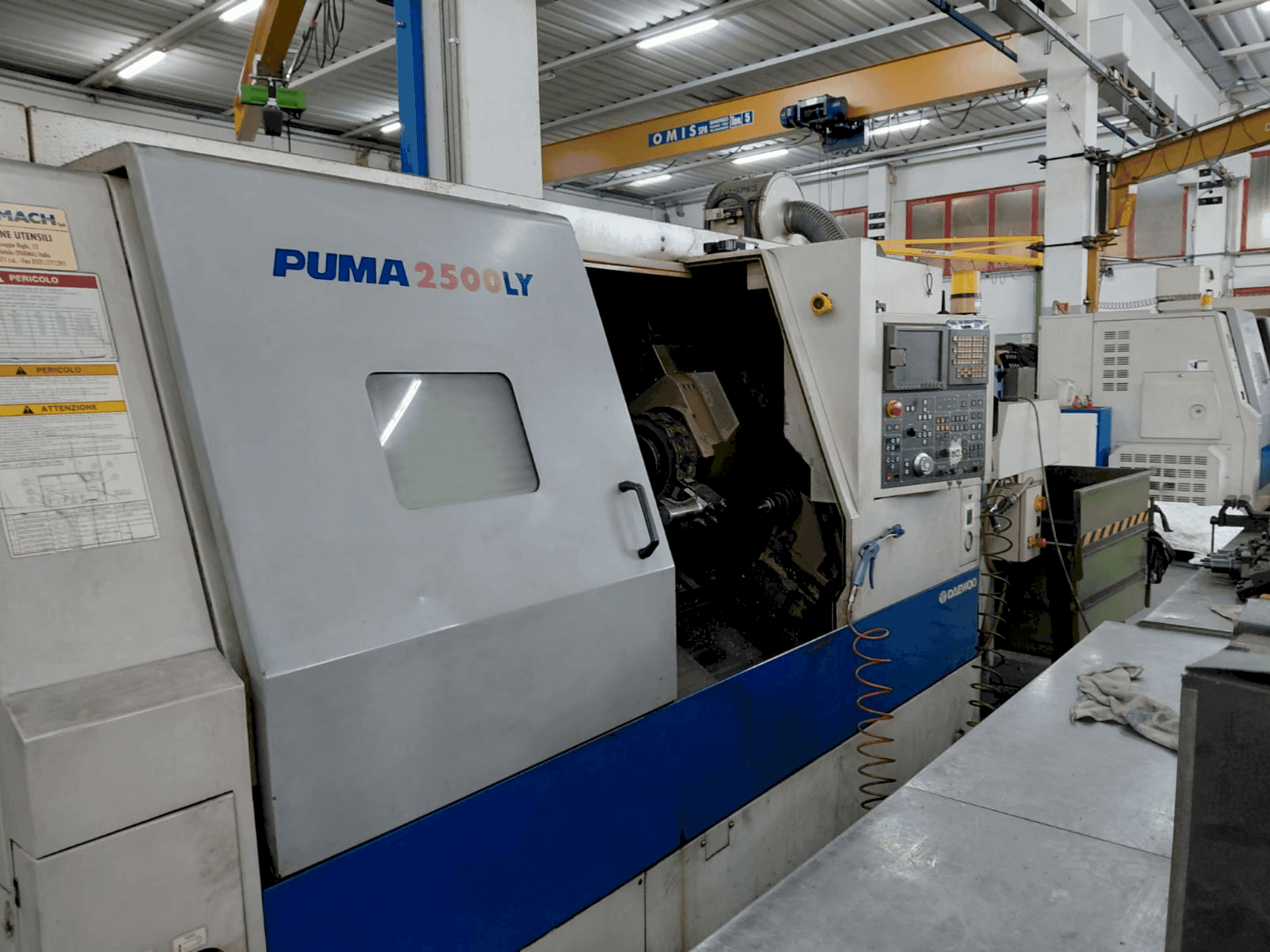 Vista frontal de la máquina DOOSAN Puma 2500 LY