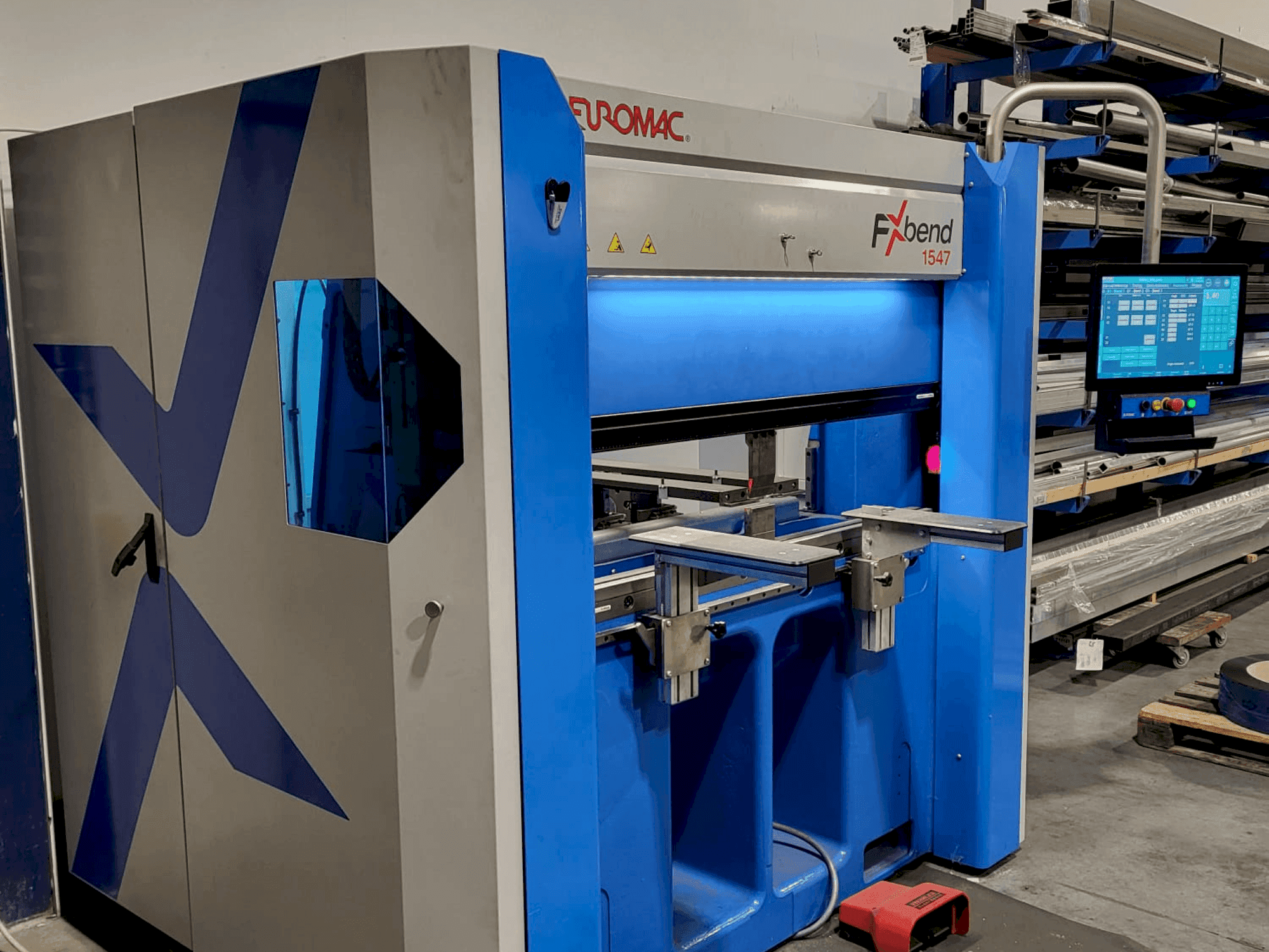 Vista frontal de la máquina Euromac FXbend 1547