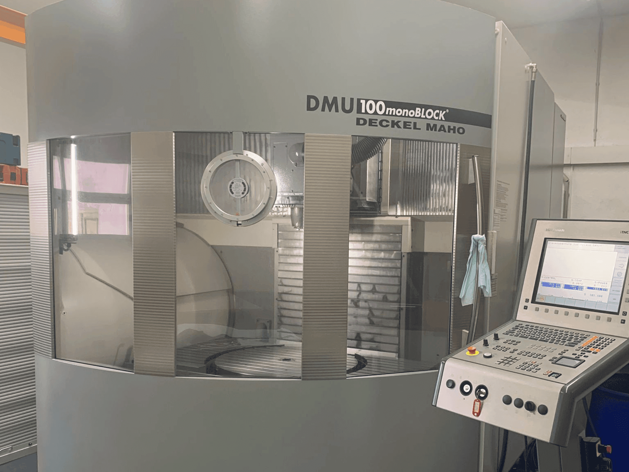 Vista frontal de la máquina DMG DECKEL MAHO 100T Monoblock