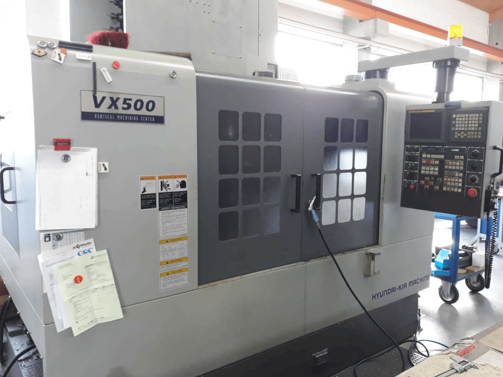 Vista frontal de la máquina Hyundai Kia VX500