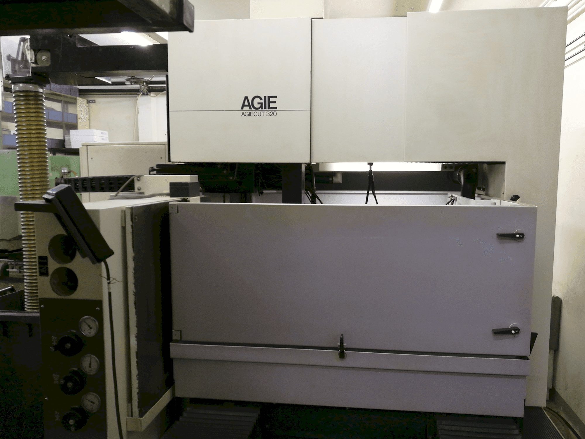 Vista frontal de la máquina AGIE AGIECUT 320