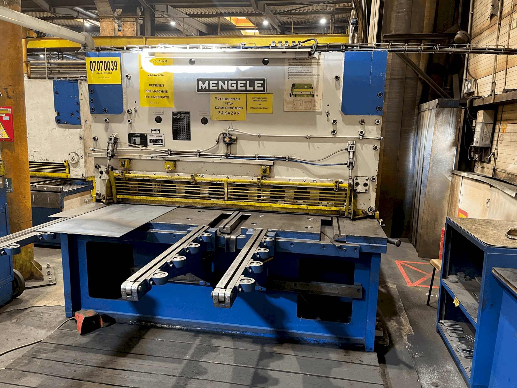 Vista frontal de la máquina MENGELE S16-2000