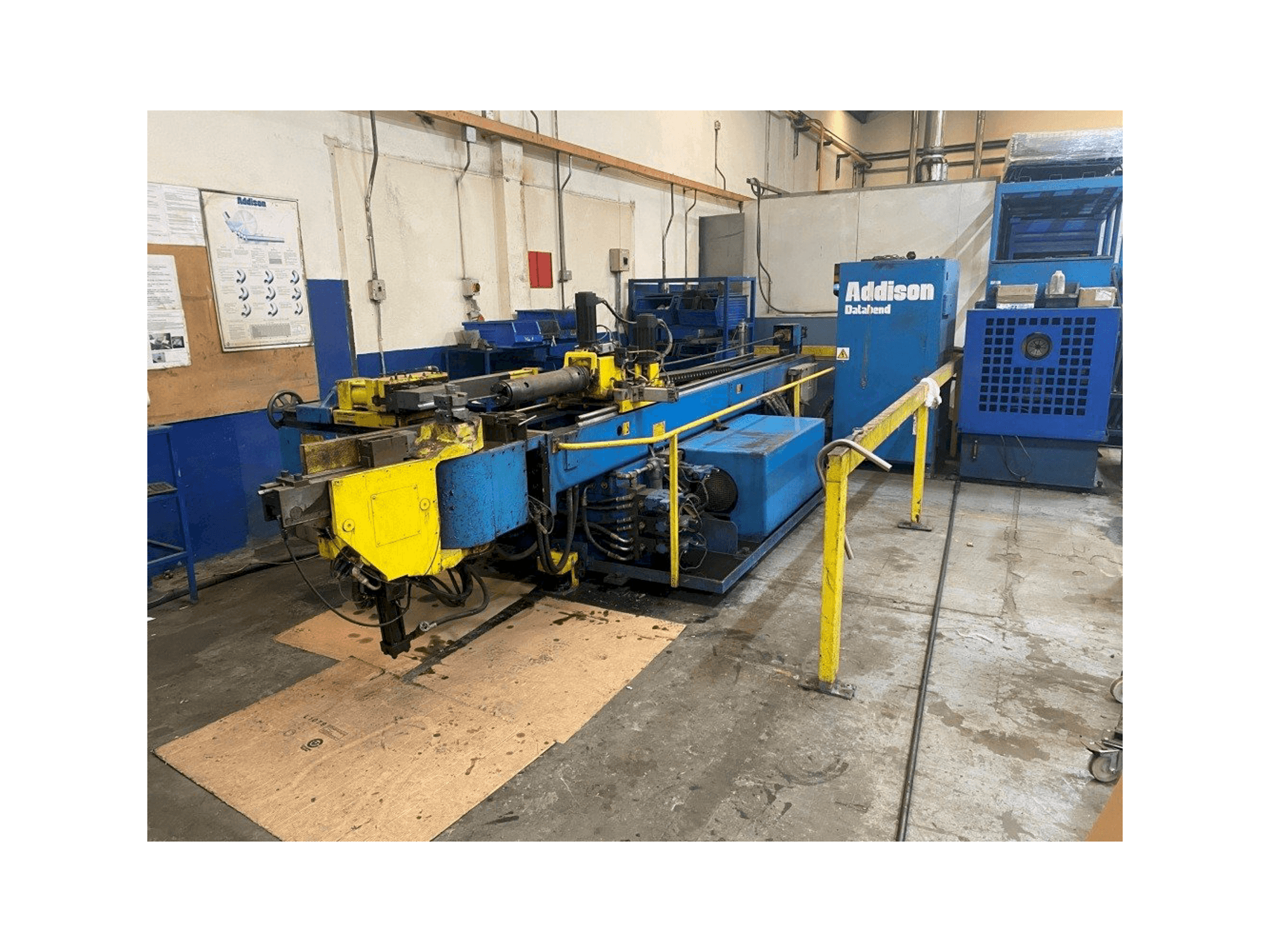 Vista frontal de la máquina Addison DB-76 3D CNC