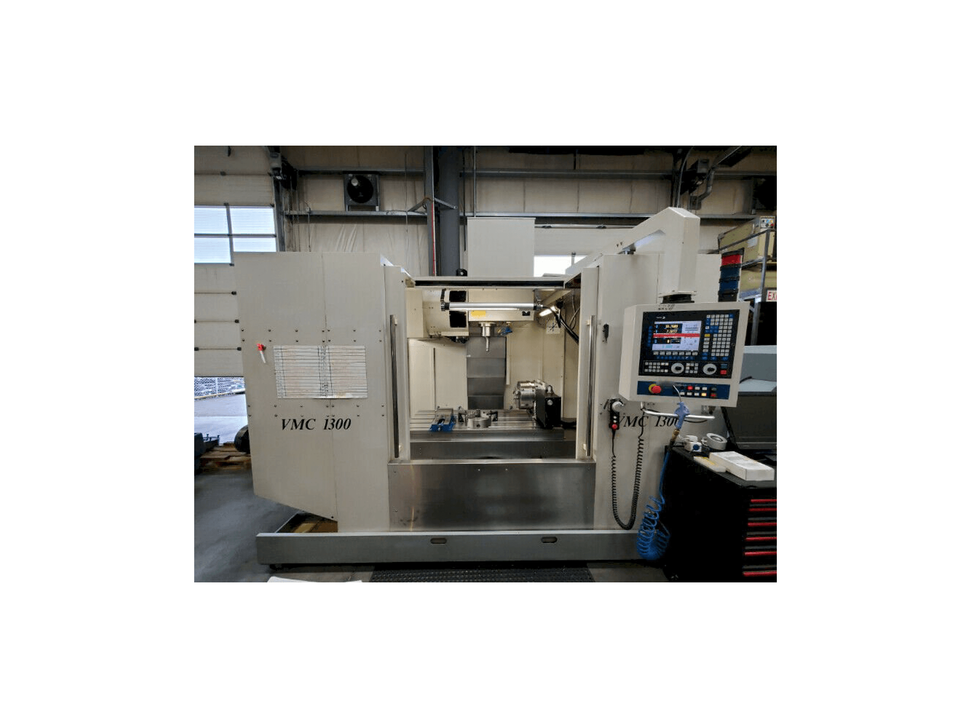 Vista frontal de la máquina Modern Microcut VMC 1300