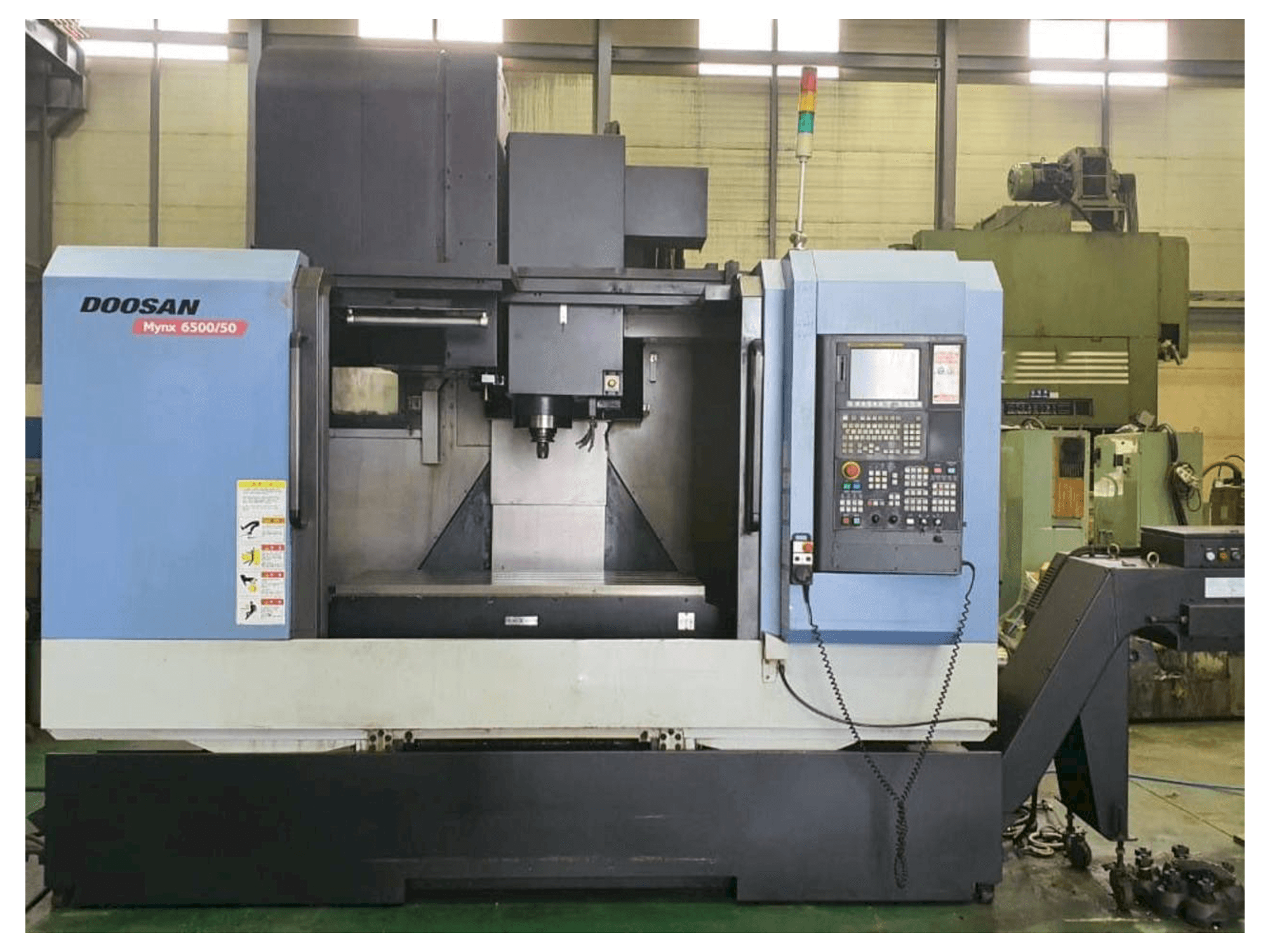 Vista frontal de la máquina Doosan Mynx 6500/50