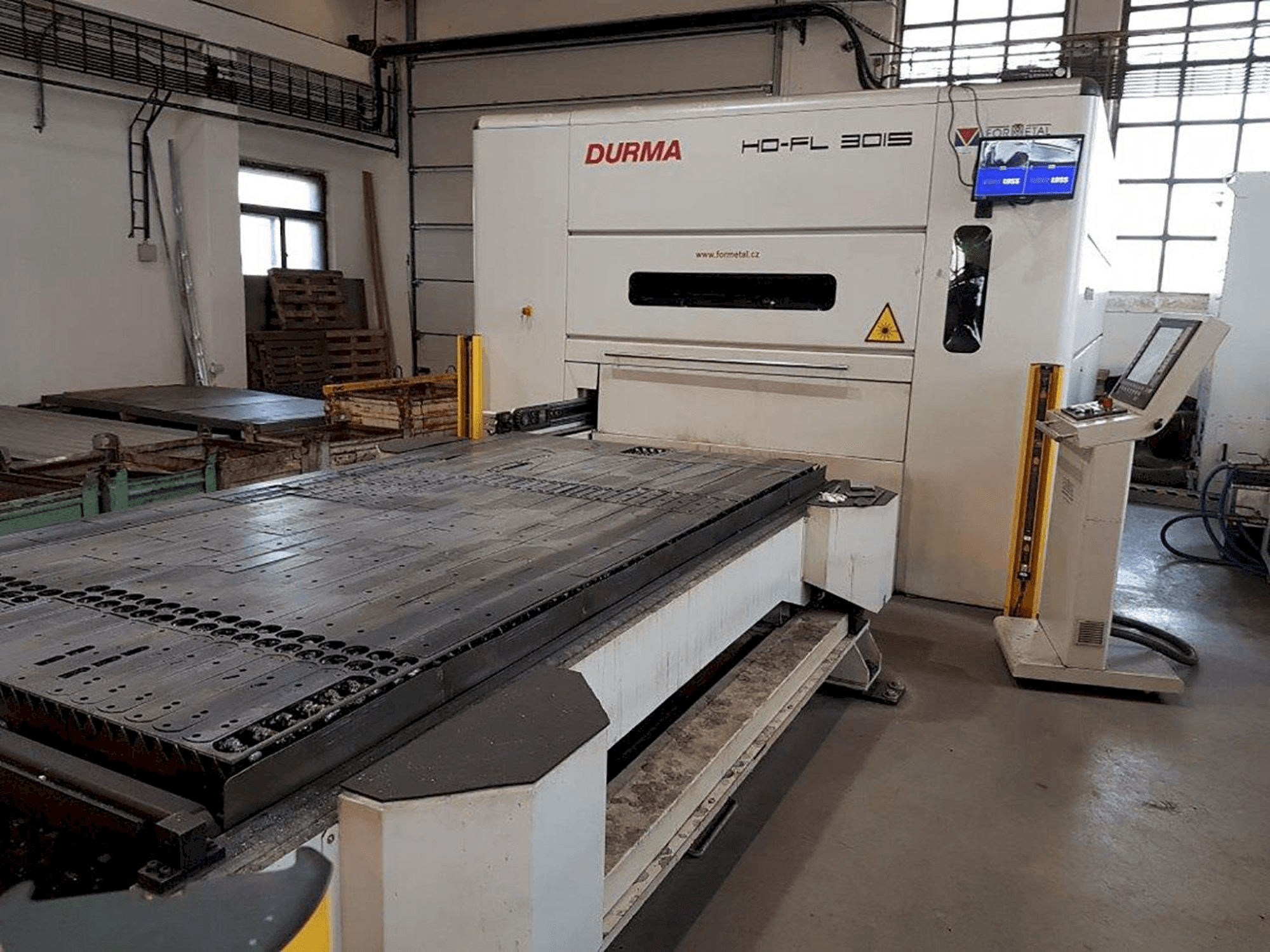 Vista frontal de la máquina Durma HD-FL 3015 L