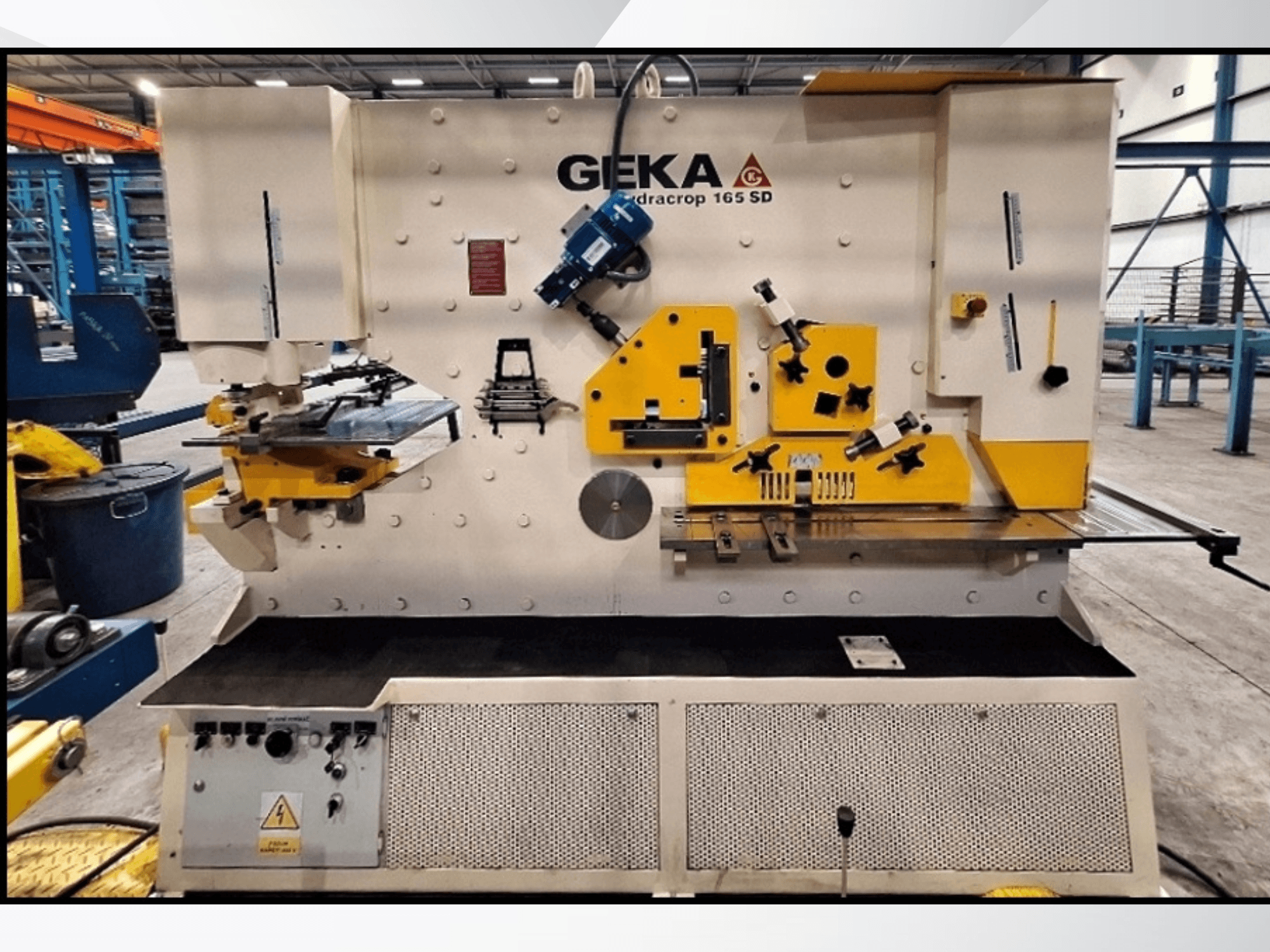 Cizalla CNC GEKA HYDRACROP 165/300 SD vista frontal, en la que se aprecian los mandos y las características de corte.