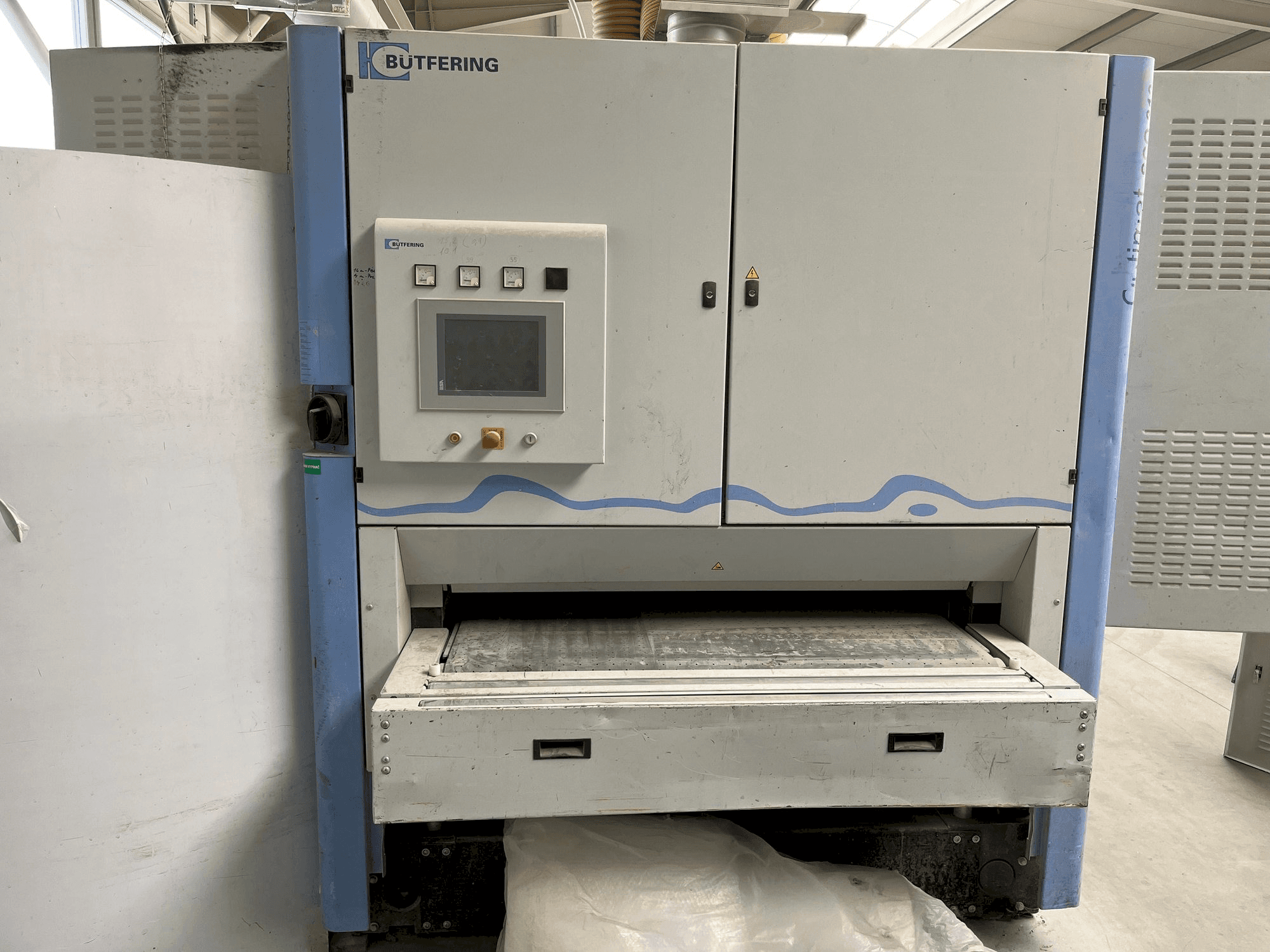 Vista frontal de la máquina BUTFERING OPTIMAT SCO313 MRR