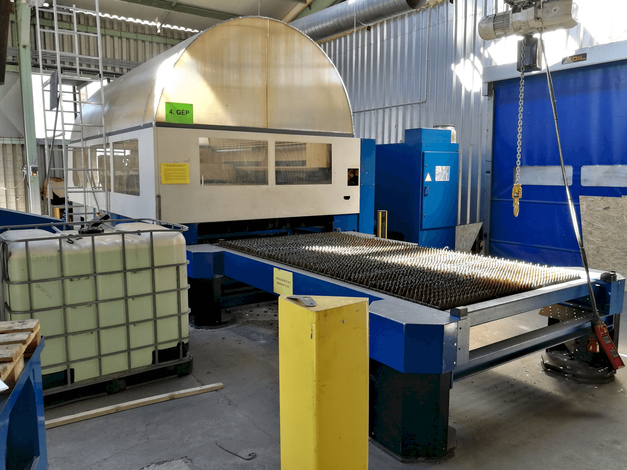 Vista lateral izquierda de la máquina Trumpf Trumatic L 3030