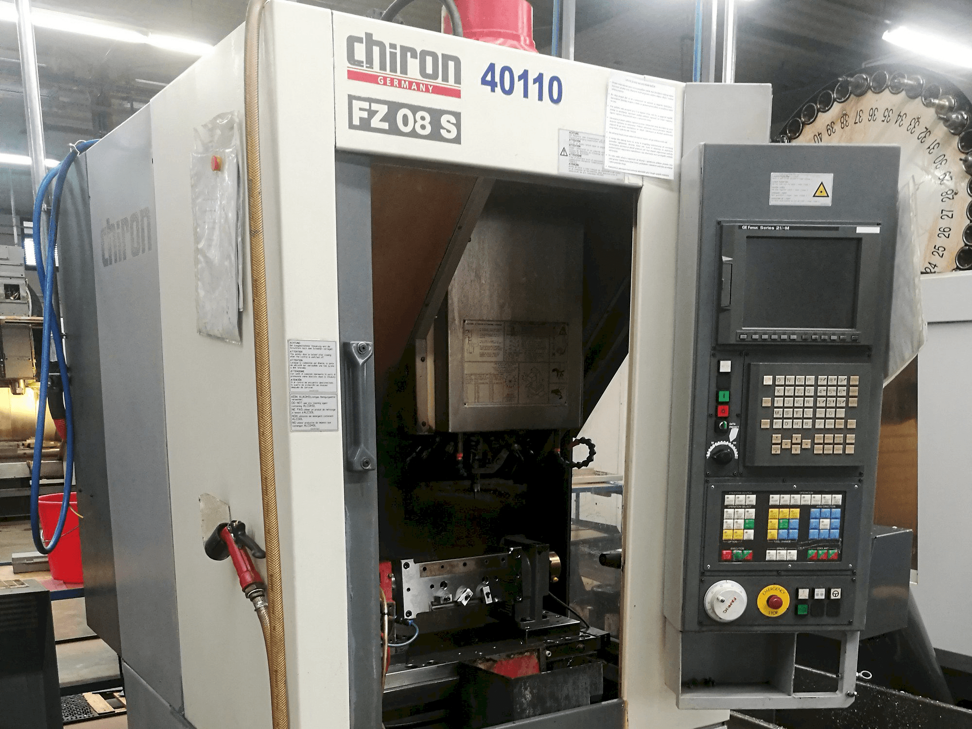 Vista frontal de la máquina CHIRON FZ08S