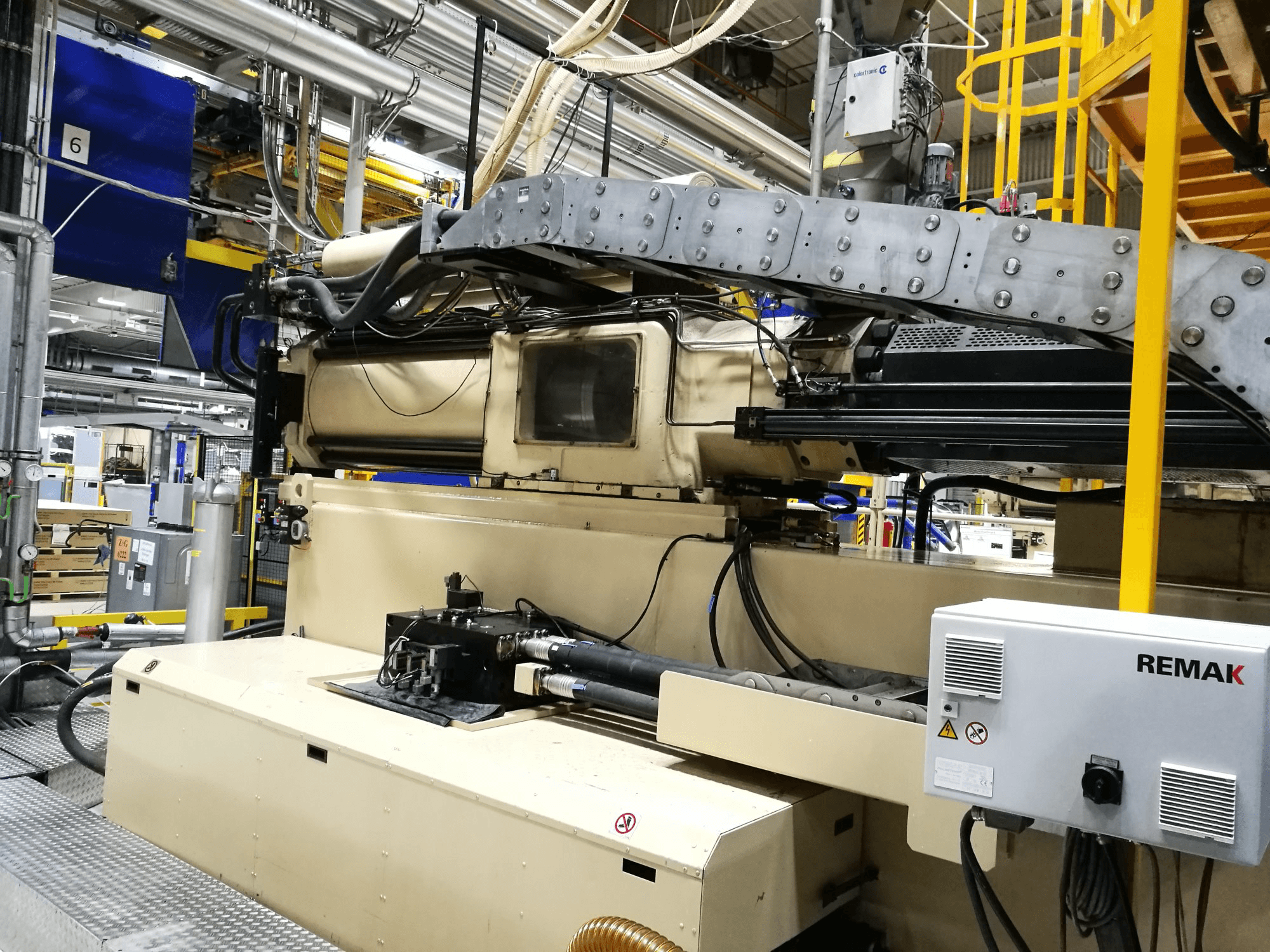 Vista frontal 2 de la máquina Husky E 3150 RS 170-155