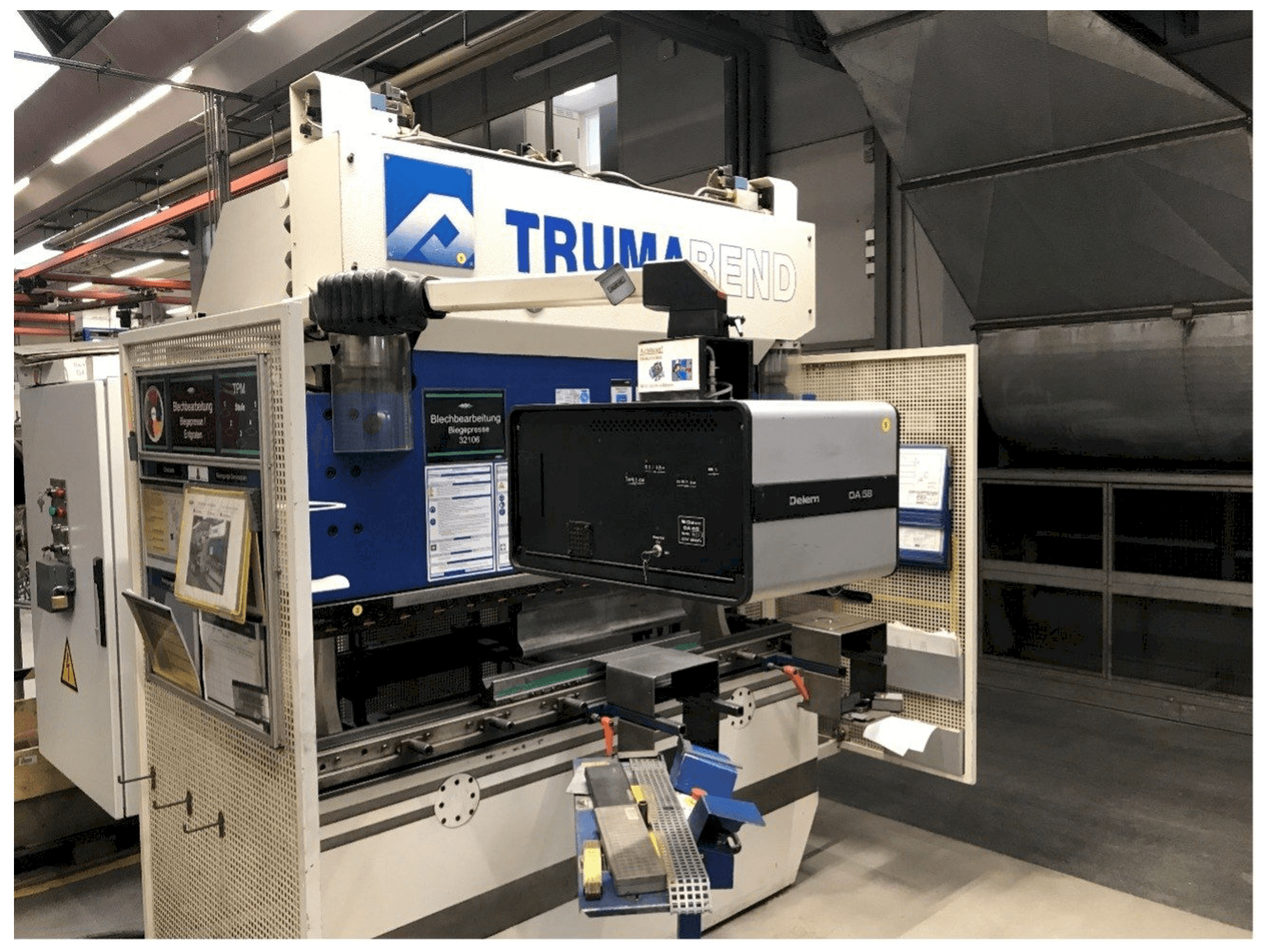 Vista frontal de la máquina Trumpf Trumabend 80/2