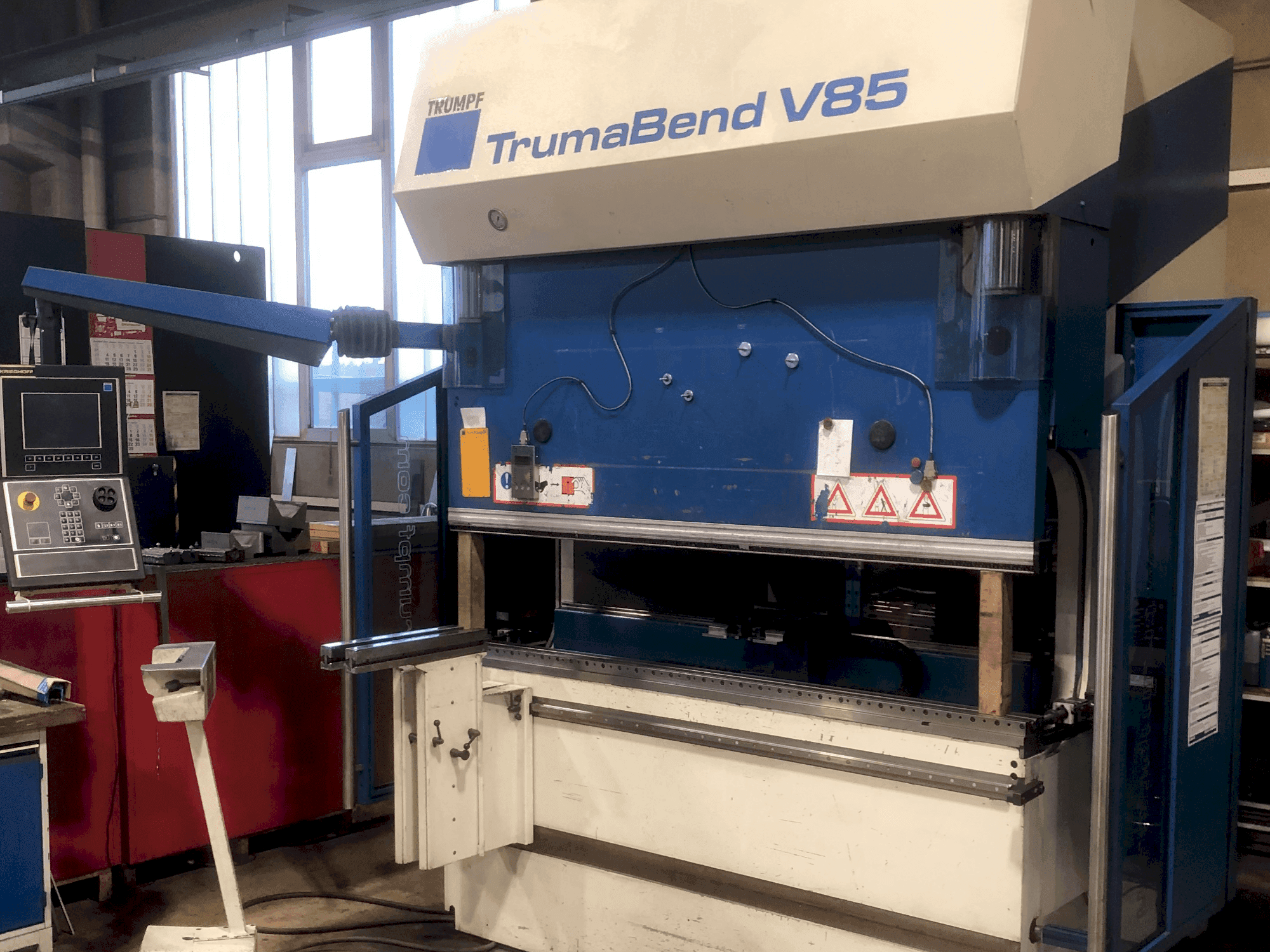 Vista frontal de la máquina TRUMPF TrumaBend V85X