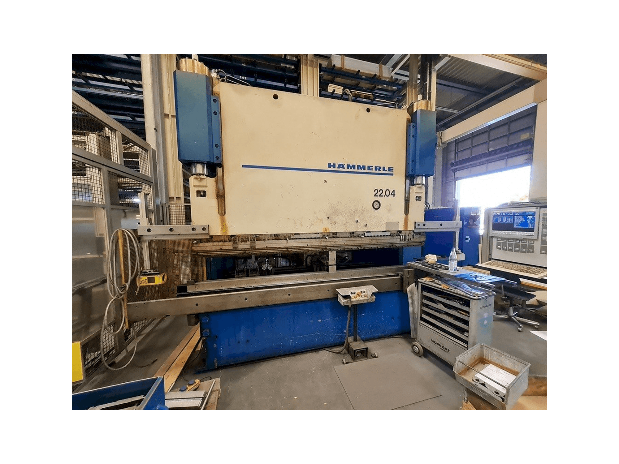 Vista frontal de la máquina HAMMERLE AP 200-3100