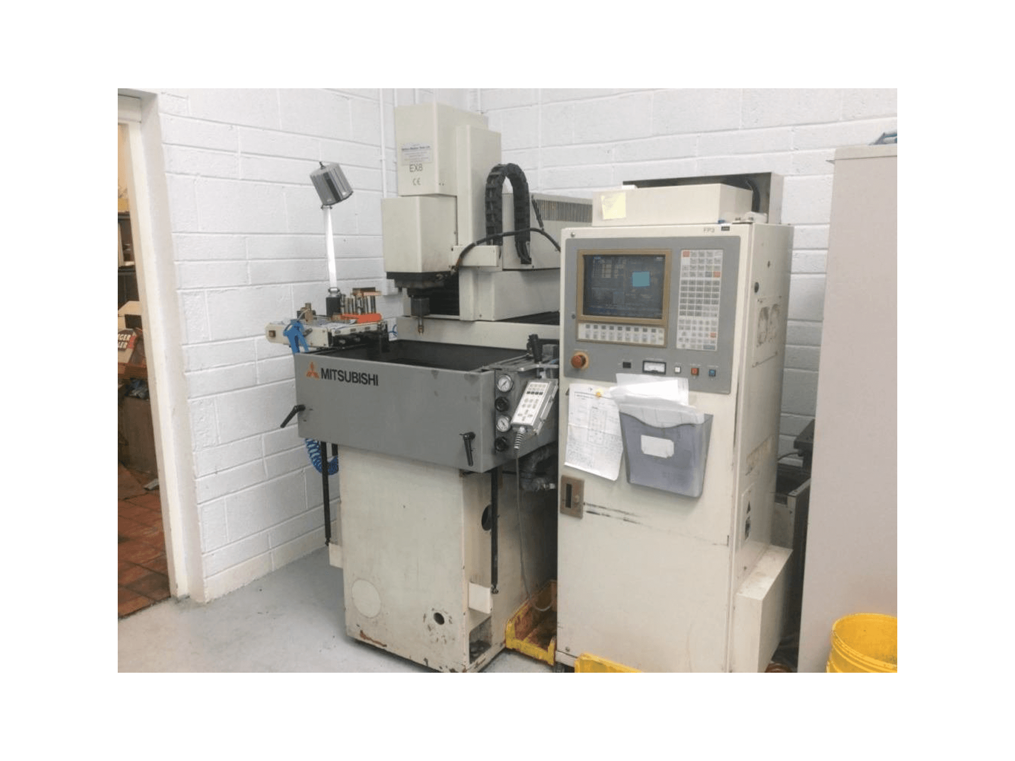 Vista frontal de la máquina Mitsubishi EX 8