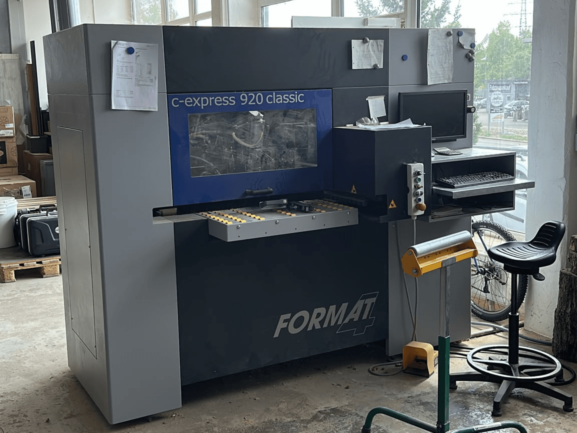 Centro de mecanizado de madera CNC FORMAT4 c-express 920 classic, vista frontal en la que se aprecian el panel de control y el espacio de trabajo.