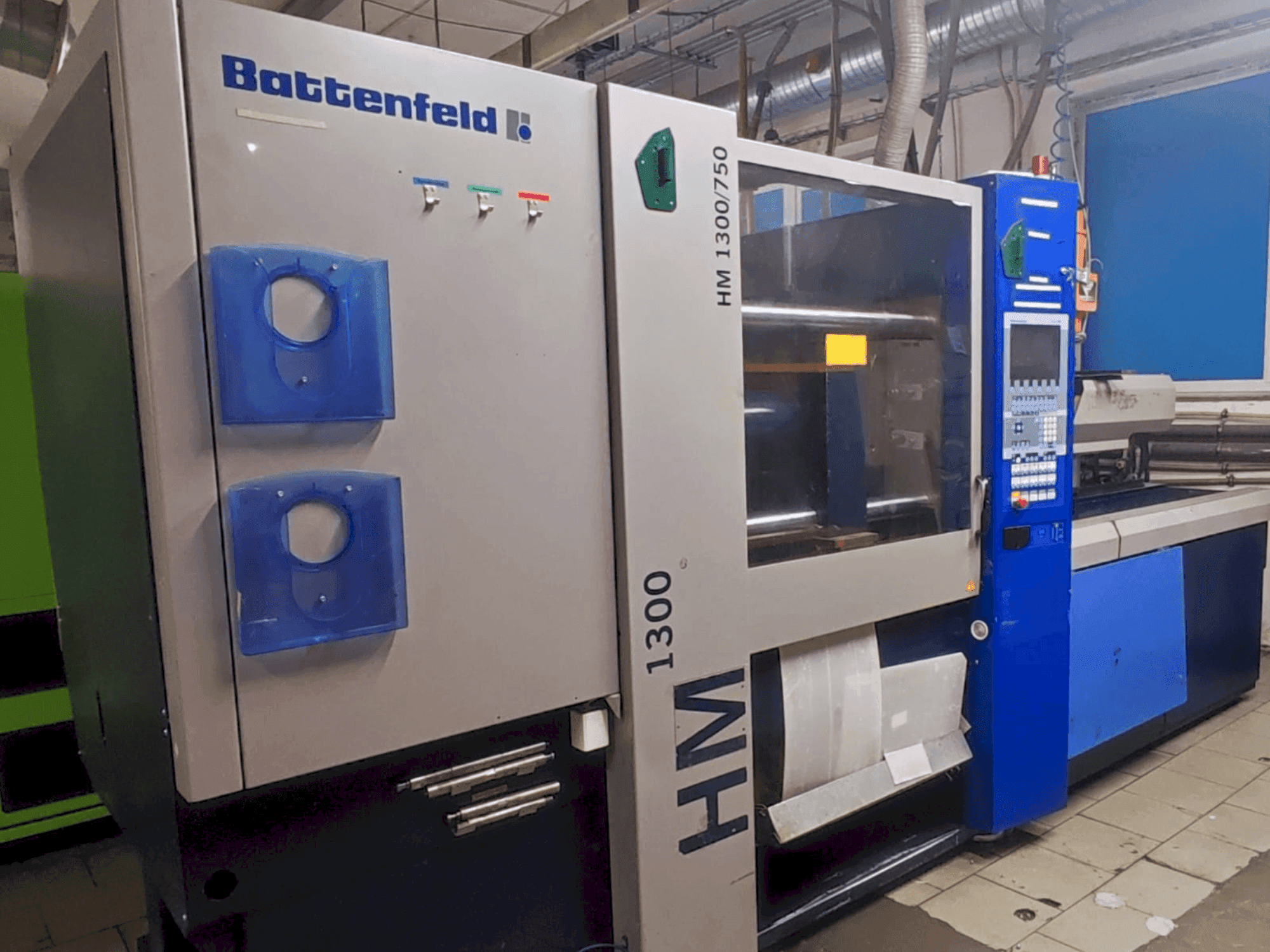Vista frontal de la máquina Battenfeld HM 1300/750