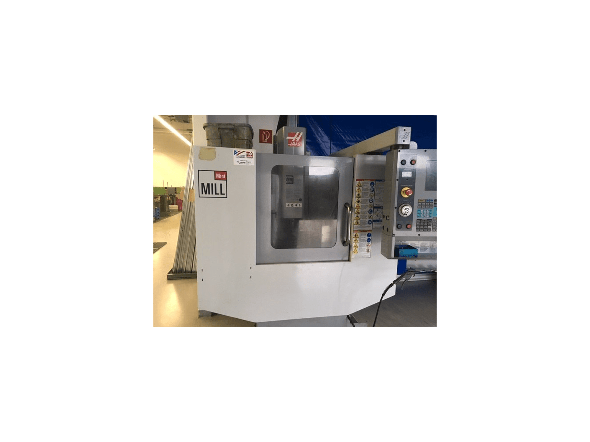 Vista frontal de la máquina HAAS Mini Mill HE