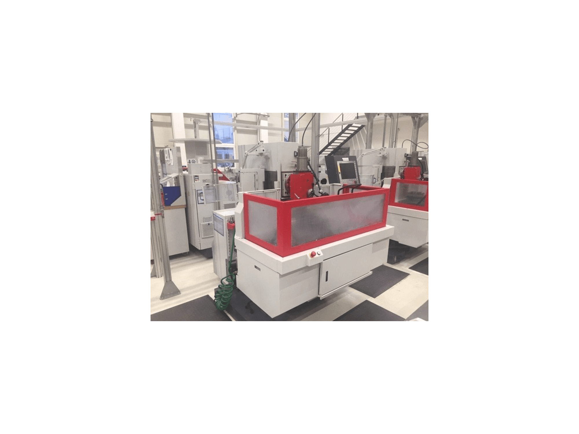 Vista frontal de la máquina EMCO Emcomat FB-450 MC