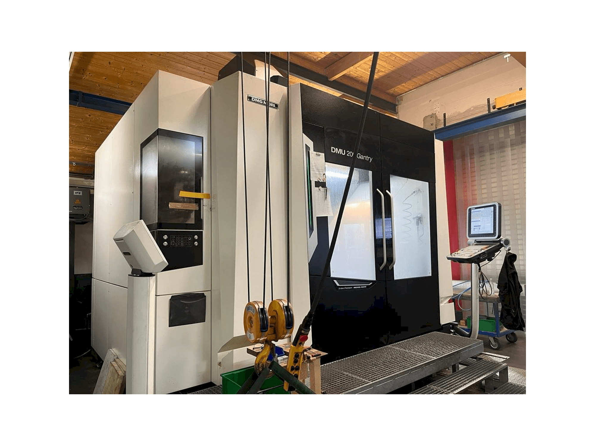 Vista frontal de la máquina DMG MORI DMU 200 Gantry