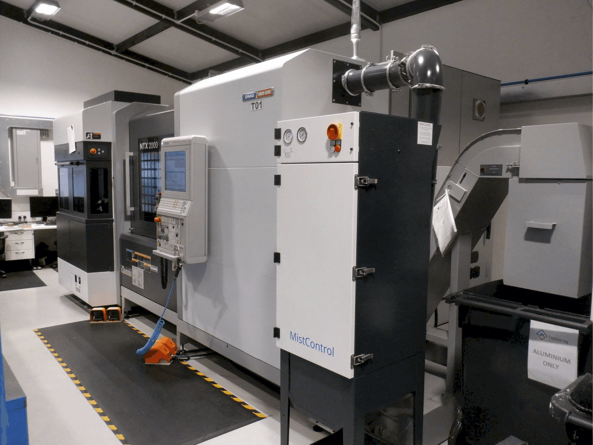 Vista frontal de la máquina DMG MORI NTX 2000