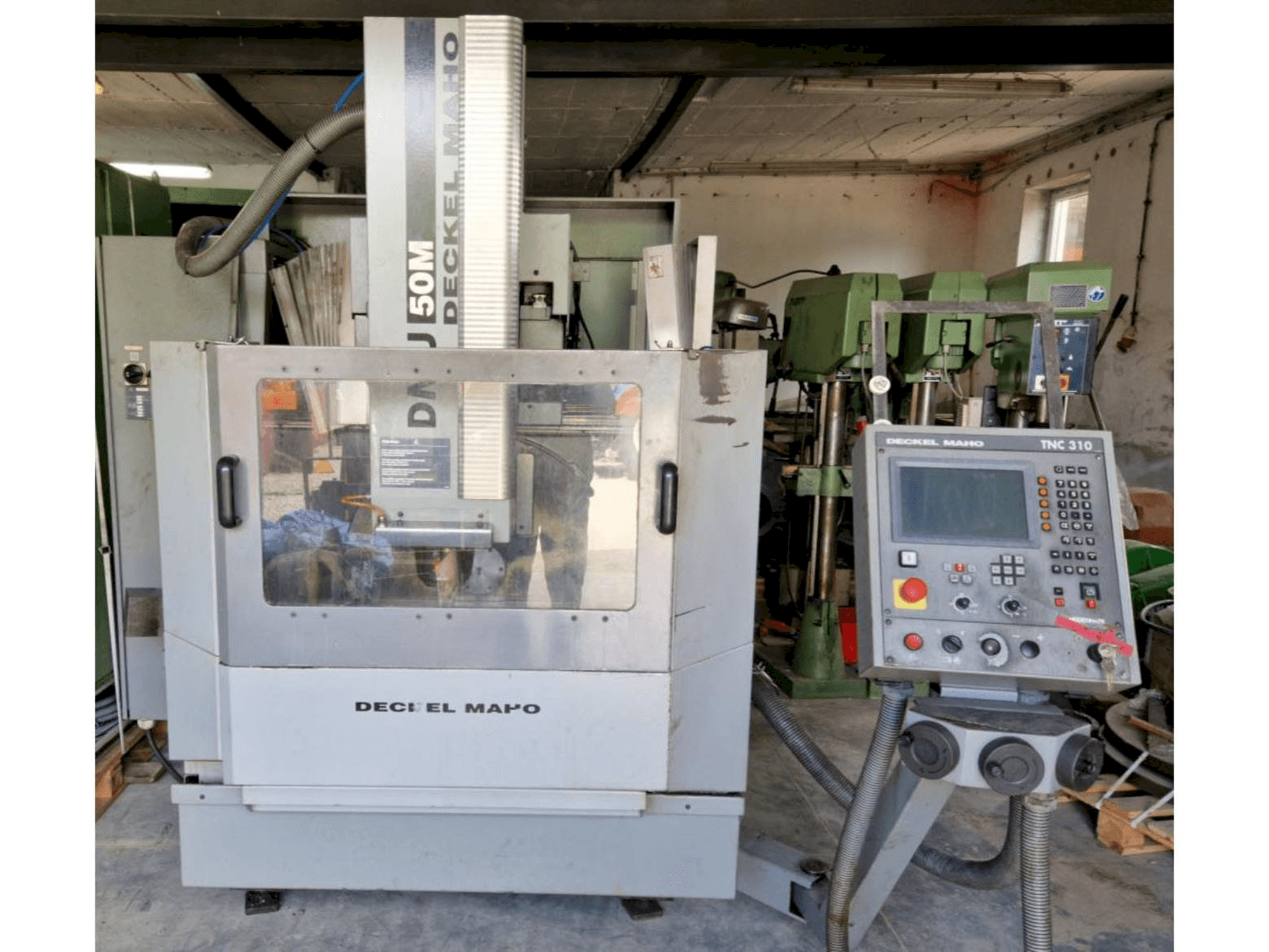 Vista frontal de la máquina DECKEL MAHO DMU 50M