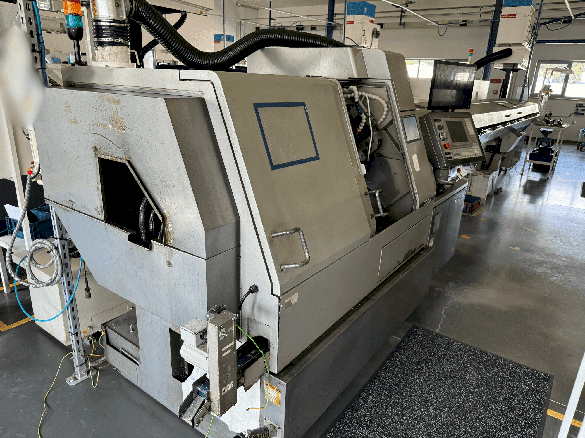 Vista frontal de la máquina Citizen L32-VII