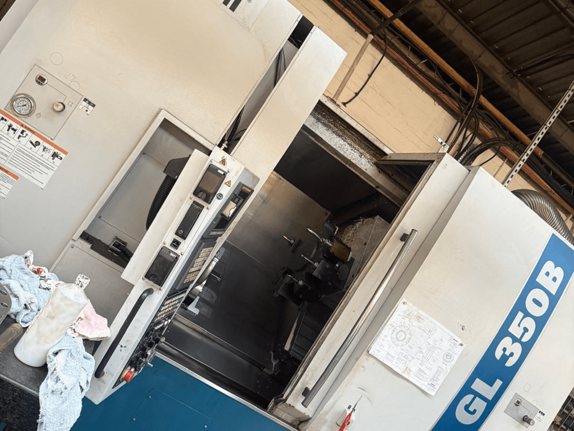 Tornero horizontal Romi GL 350B, vista frontal, con panel de control y puerta abierta revelando el interior.