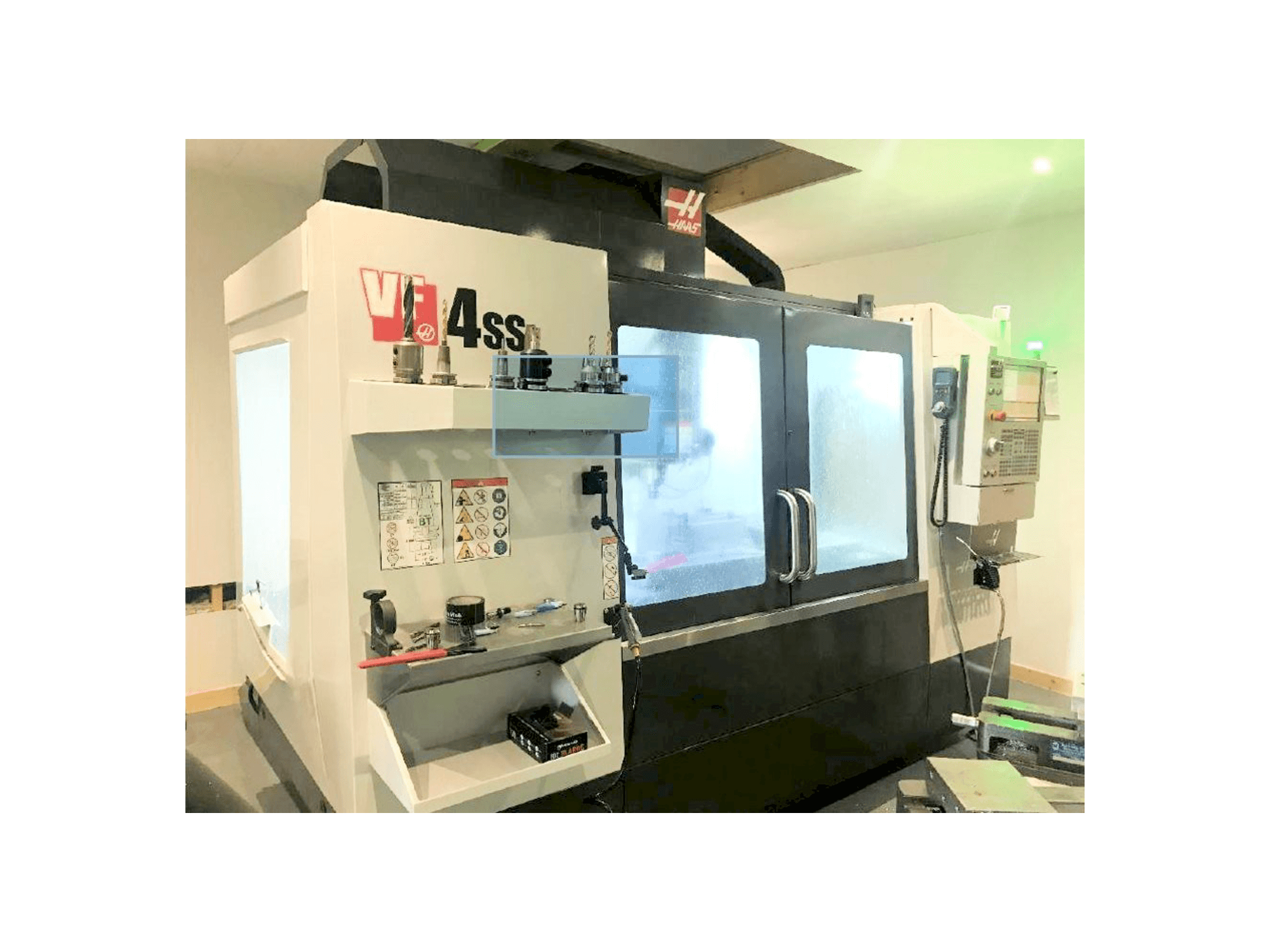 Vista frontal de la máquina HAAS VF-4SS