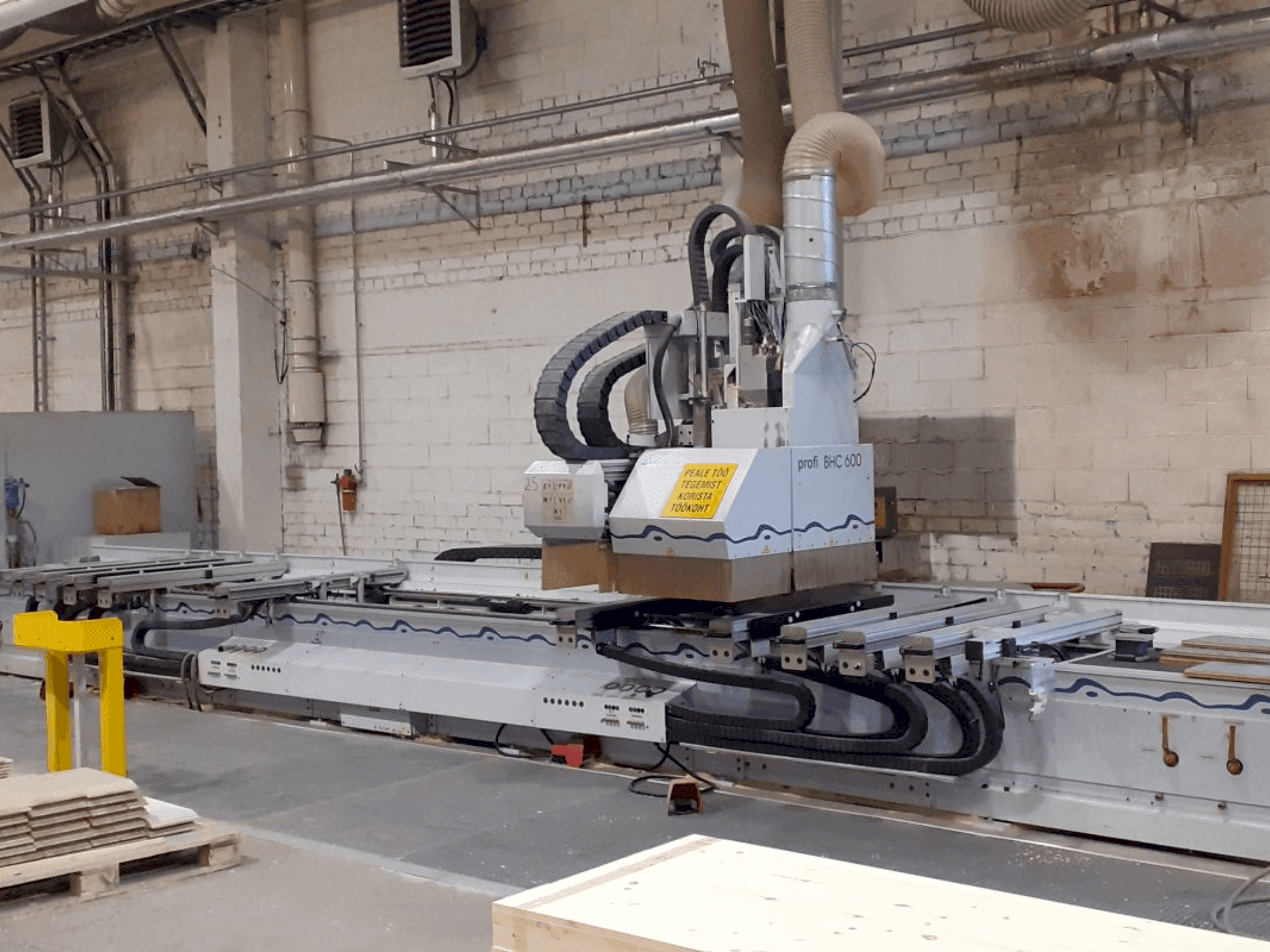 Vista frontal de la máquina Weeke Profi BHC 600