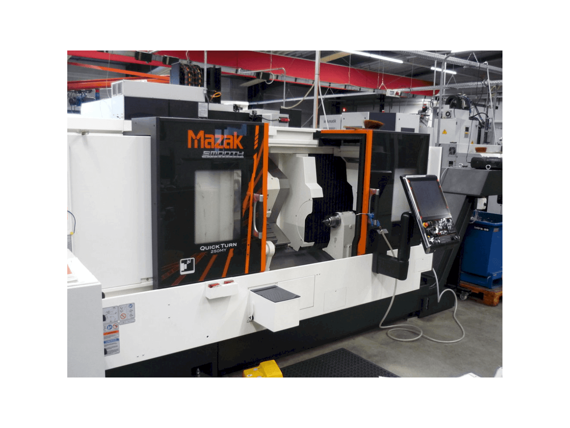 Vista frontal de la máquina Mazak Quick Turn 250MY