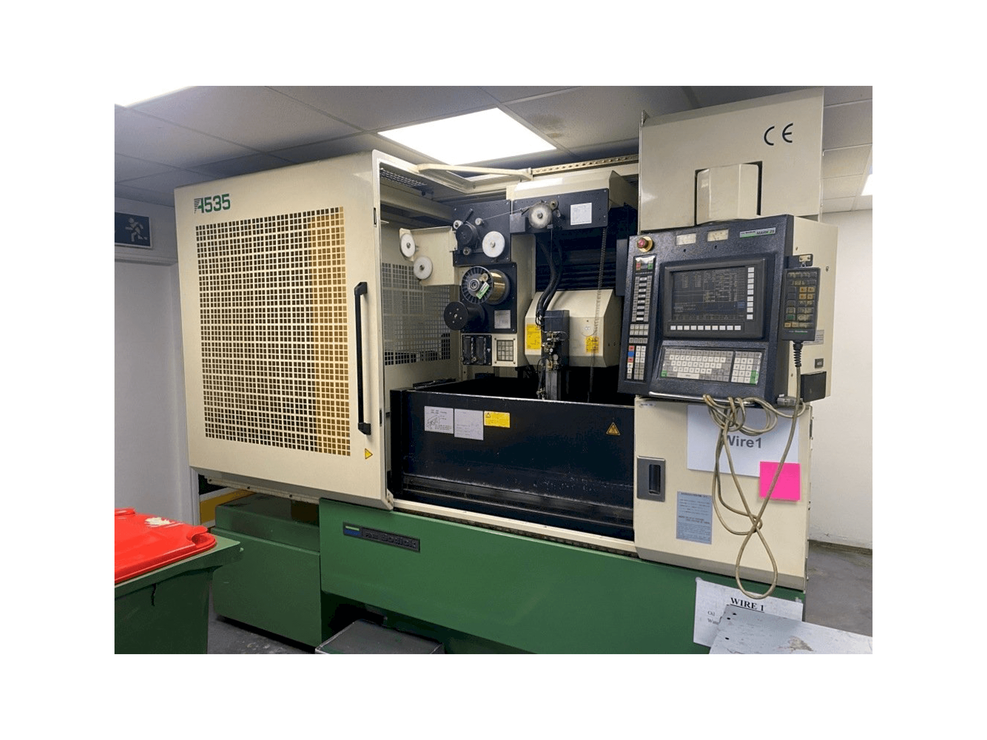 Vista frontal de la máquina Sodick A535