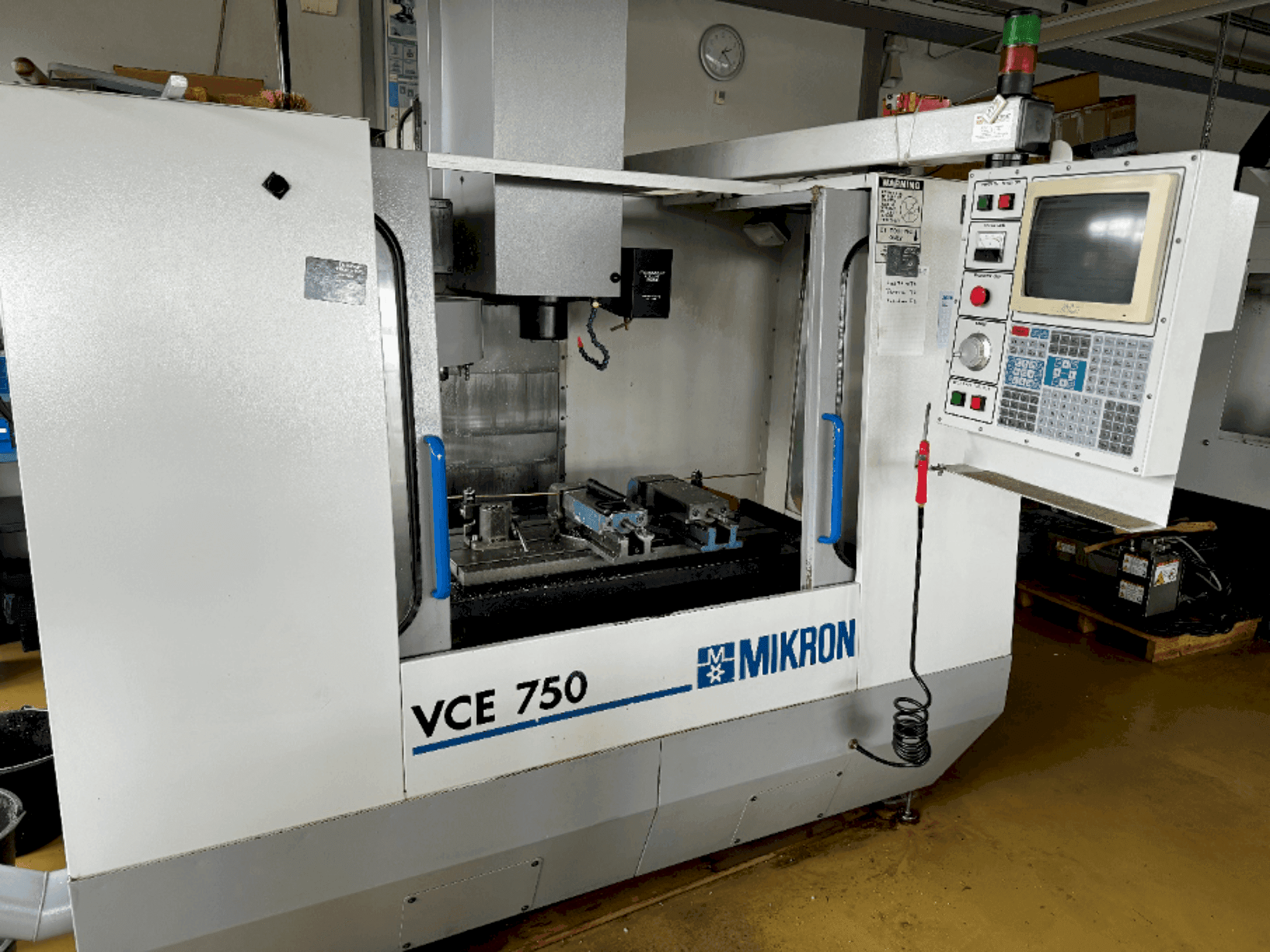 Vista frontal de la máquina MIKRON VCE 750
