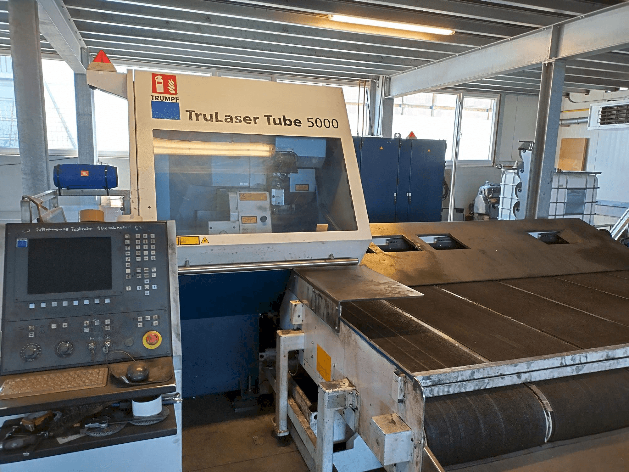 Vista frontal de la máquina Trumpf TruLaser Tube 5000