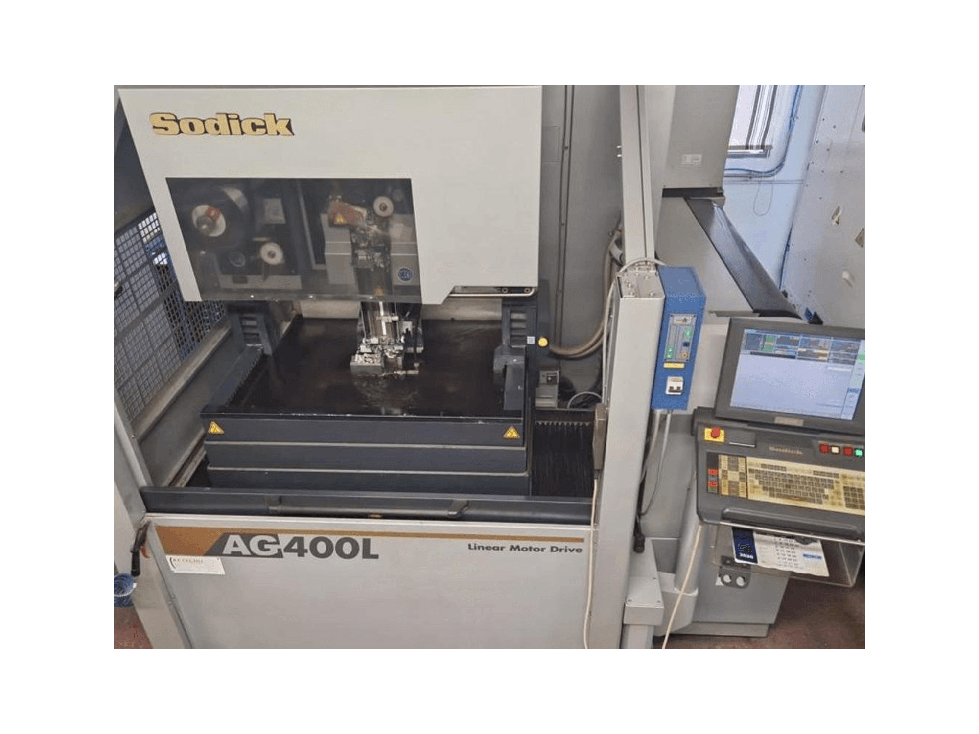 Vista frontal de la máquina Sodick AG400L