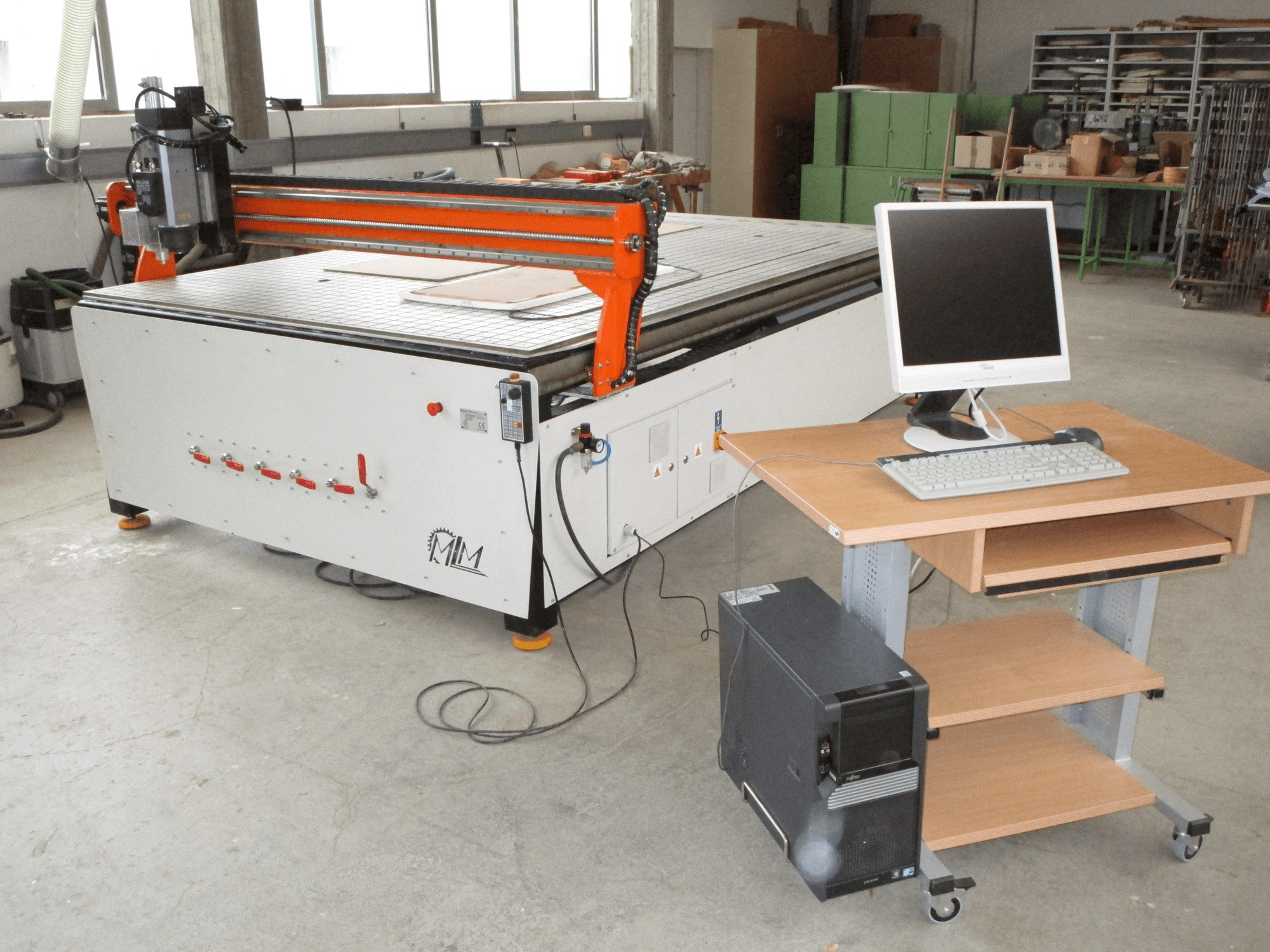 Vista frontal de la máquina MLM Ploter CNC
