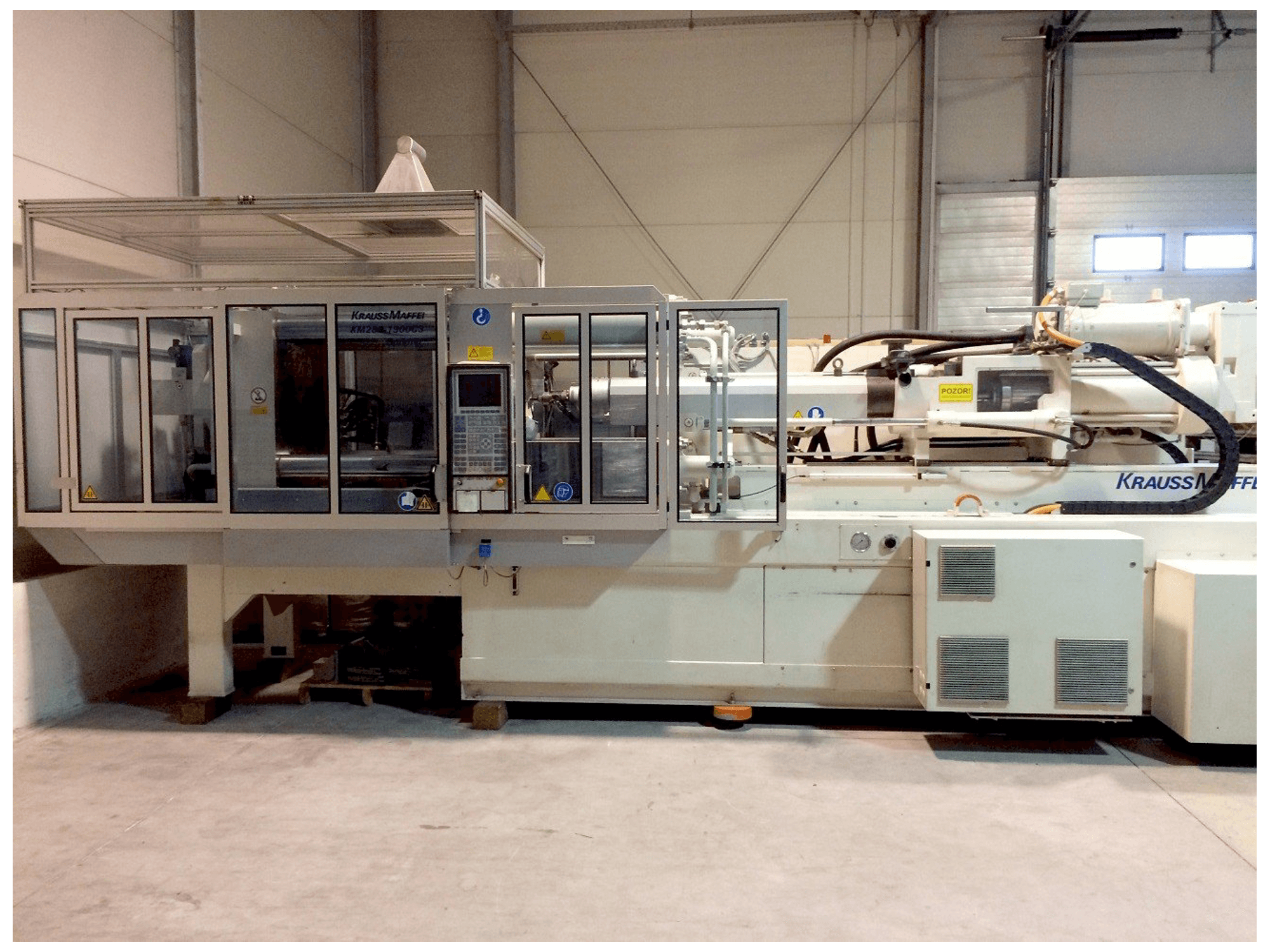 Vista frontal de la máquina Krauss Maffei KM 280-1900 C3