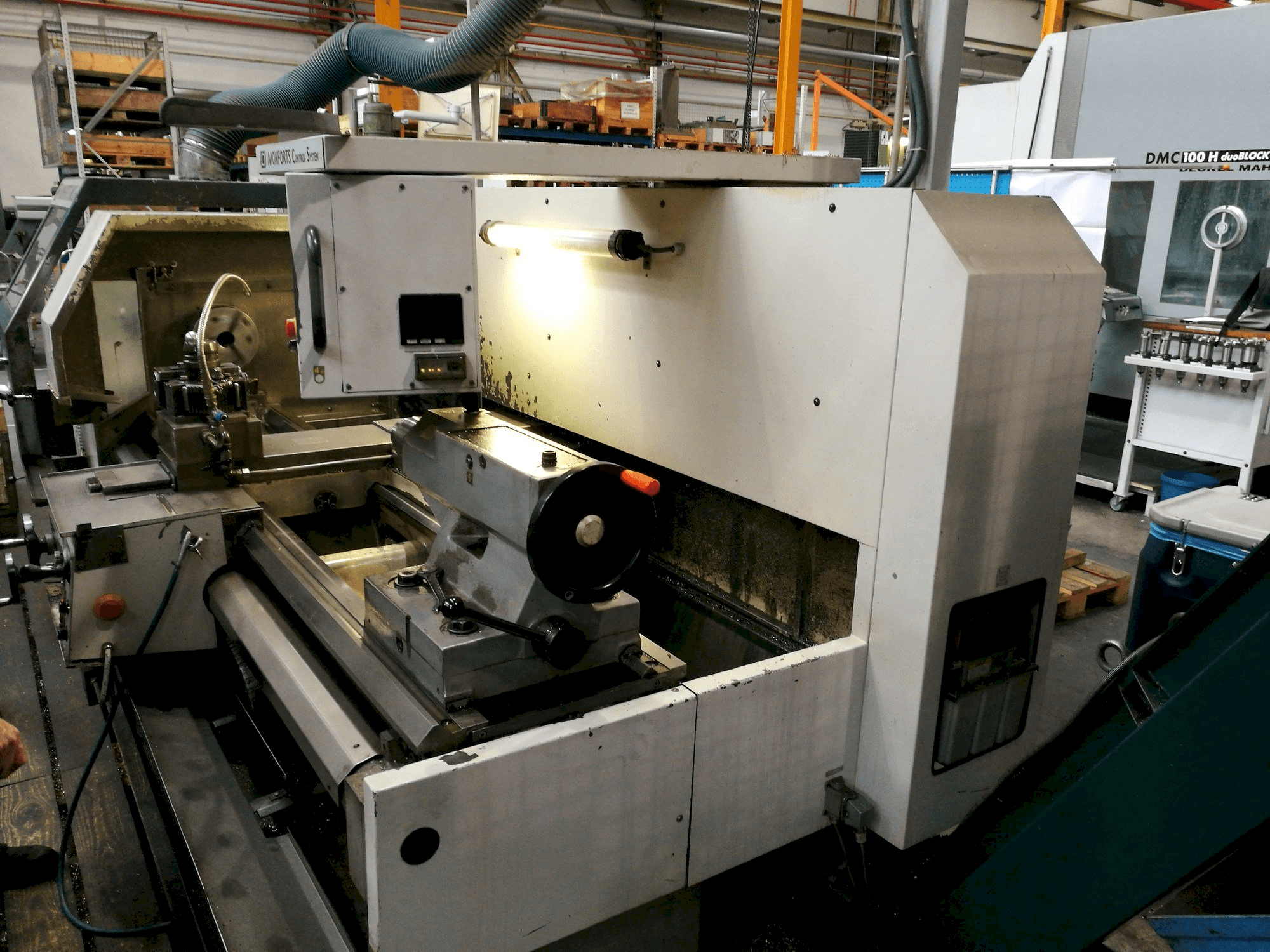 Vista frontal de la máquina Monforts KNC 6